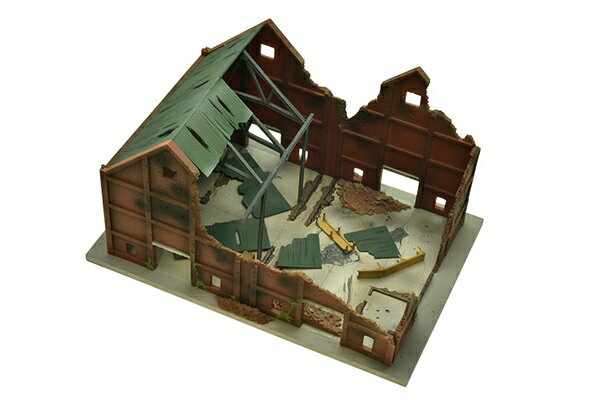 かつて戦闘の地となり住民たちが逃げ出した村があった。
以前の繁栄も消えて人気のない村に忘れ去られた建物。
そんな古く朽ち果てた建物に密かに身を隠す者もいるという。
再び戦地になりそうな緊迫感が漂っている。

【付属品】
ベース、建物、小物等

・ホビー系商品についての諸注意
メーカー都合により発売の大幅な延期が発生する可能性がございます。
予約商品についてはメーカーから順次入荷次第の発送となります。メーカー公表の発売日とは異なる場合がございますのでご了承ください。【対象年齢】：【商品サイズ (cm)】(幅×高さ×奥行）：25×13.5×17