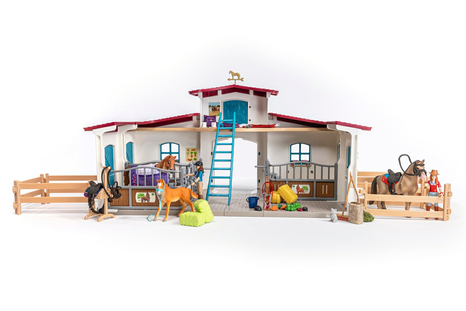 冒険への準備をしよう！Schleich&reg;ホースクラブでの乗馬クラブでは、どんな乗馬の冒険にも準備を整えることができます。マッサージブラシ、蹄スクレーパー、カリーコームを使えば、あっという間に馬がトリミングされていきます。その後、ご褒美にニンジンをあげてくださいね。そうでなければ、ご褒美に一日ウォータースライダーパークで過ごすのも良いかもしれません - これだったら絶対に汚れて帰ってくることはないですよね。そして、次の冒険への準備はできました。【対象年齢】：5歳以上