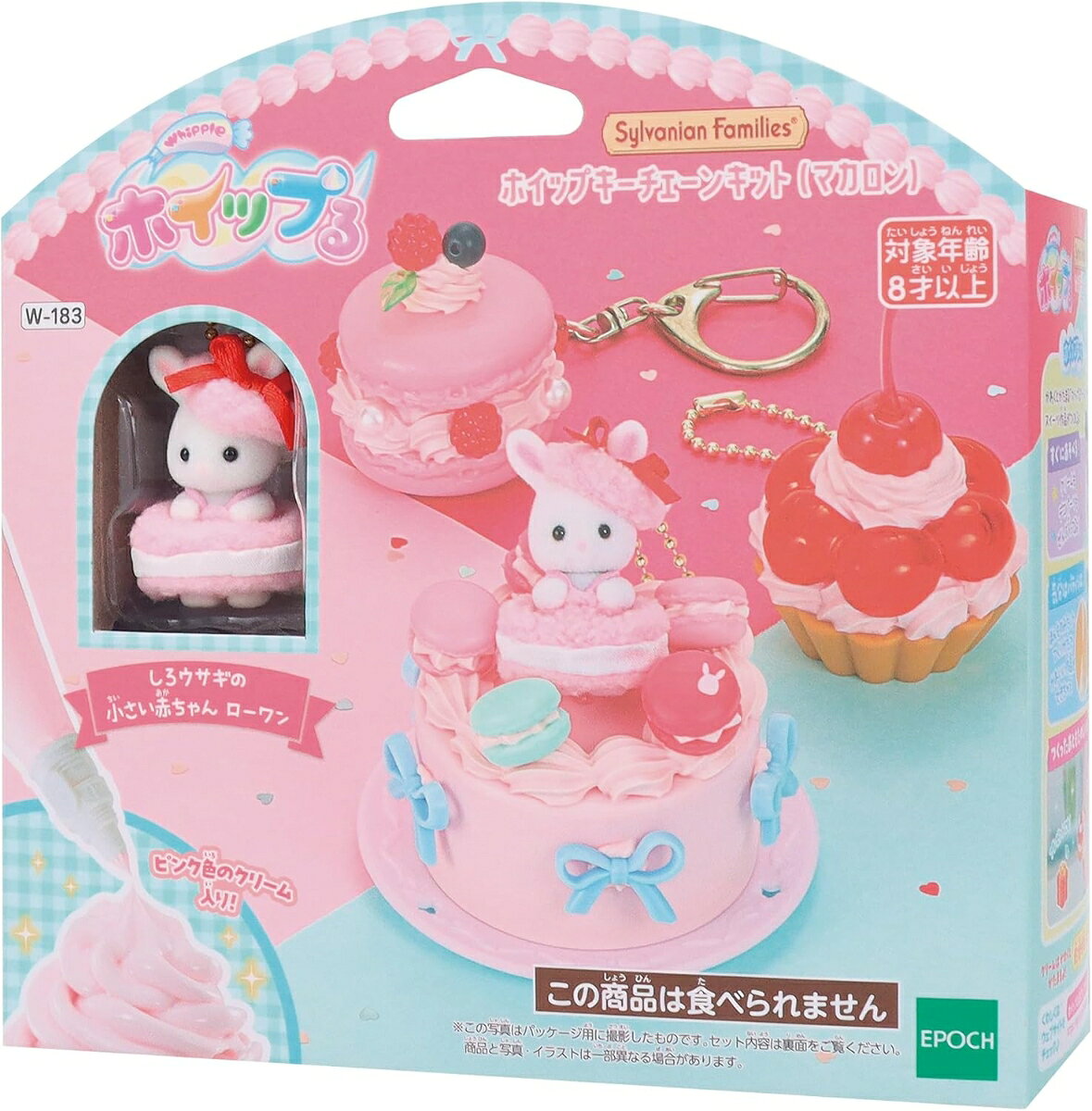 ホイップるクリームをしぼって、かわいいスイーツ作品をつくっちゃお！
●本物みたいなスイーツ作品をつくれる「ホイップる」シリーズから、「シルバニアファミリー」の小さい赤ちゃんキーチェーンつきのキットが登場！
●マカロンの衣装を着たしろウサギの小さい赤ちゃん（ローワン）のキーチェーンをホイップると一緒に持ち歩いてね！
●自由にクリームをしぼって、ケーキ、マカロン、タルトの3種類のスイーツ作品をつくっちゃお♪
●シルエットプリントつきのデコマカロンが入っているよ！
・作れる数…3個
・入っている人形…しろウサギの小さい赤ちゃん（キーチェーン仕様）
・アクセサリーになる数…3個【対象年齢】：8歳以上【商品サイズ (cm)】(幅×高さ×奥行）：16×16×6
