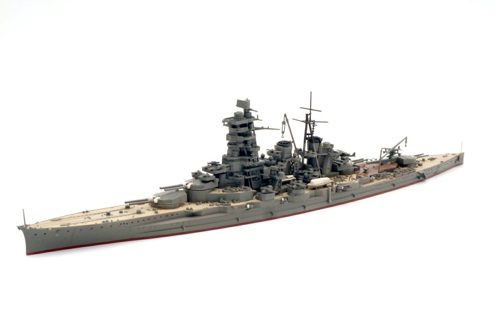レイテ沖海戦時の対空兵装を強化した姿から最終時の姿の戦艦金剛を細密造形パーツで！
標準仕様（STD）に精密艤装パーツを追加、零式水偵/探照灯はクリア成形でリアルさを追求
製品は接着組立と塗装を必要とする未塗装キットです。
スケールは1/700で、艦底部は含まない洋上模型です。
従来（特シリーズ）の金型で構成された製品です。

（基本仕様）
・接着式の組立て仕様で、造形を追求した細密な作りが特徴です
・成形色はグレーが主で、塗装を楽しみながら組み立てていく仕様です
・製品は金剛型戦艦1番艦「金剛」の昭和19年10月捷一号作戦〜最終時の姿をモチーフにしています
・艦橋部に21号電探および22号電探、後部マストには13号電探を搭載
・二番・三番主砲の天蓋に増設機銃座を装備
・防空指揮所は拡大された姿
・探照灯を2基減じ、25ミリ三連装機銃を増強した姿
・副砲を一部撤去、ケーシングを閉鎖し、12.7センチ連装高角砲2基を増設
・見張方位盤を撤去した高射指揮所形状
・七・八番機銃を煙突付近の機銃座に移設後の姿
・後部艦橋の4.5メートル測距儀を増設機銃に変更
・増設単装機銃を配した姿

（構造・仕様・特徴）
・艦体は左右舷側が一体となった構造
・大戦後期の特徴である舷窓は、閉塞された姿を凸モールドで表現
・上甲板は繊細な木甲板の彫刻の1枚構造
・艦橋基部はスライド金型による一体構造パーツ
・航空作業甲板のリノリウム敷きは上甲板とは別パーツで用意
・金剛のみ木甲板との境界部分が斜めになっている形状を専用パーツで再現
・煙突は左右貼り合わせ式の2パーツ構造。
・高角砲座など床面のストリップ模様は精細な彫刻で表現。
・ファンネルキャップは抜けた状態で精密感あふれる構造
・主砲天蓋は平面で構成された側面形状を持つ金剛/比叡専用部品
・主砲は砲身とキャンバスを一体とし、俯仰角度は固定式
・主砲砲口はスライド金型採用により開口した形態
・25ミリ連装機銃は精密な造形パーツを追加付属
・塗分けが容易な構造の2パーツ式で2018年起用金型パーツ
・艦橋には精密感を増す双眼望遠鏡パーツが収録
・艦載水偵は零式水上観測機2機（グレー成形）、零式観測機1機（透明成形）が付属
・主要パーツおよび艦底板、艦載機、機銃パーツなどグレー成型
・探照灯パーツは透明成形
・クオリティの向上と共通化、塗装作業を考慮した分割設計パーツが付属
・従来部品の置き替え用で2021年起用金型部品
・13号電探、22号電探、21号電探が付属
・22号電探は延長後の形状も選択製作可能
・9メートルカッター、12メートル内火艇、12メートル内火ランチ、架台が付属
・塗装を考慮し、木材色と軍艦色、キャンバス部分を分割した部品
・艦首の菊花紋章、艦橋両舷の舷灯などが付属（取付には一部加工が必要）
・付属デカールは2種
・軍艦旗や艦載機のマーキングを収録したデカールが1枚
・艦尾艦名や喫水表記などを収録したデカールが1枚

【付属内容】　ランナーx17　・組立説明書x2　・デカールx2

※モニターや画像解像度の問題により、色の見え方が実際の商品と異なることが御座いますので、予めご了承ください。
※商品は新品・未開封です。

・ホビー系商品についての諸注意
メーカー都合により発売の大幅な延期が発生する可能性がございます。
予約商品についてはメーカーから順次入荷次第の発送となります。メーカー公表の発売日とは異なる場合がございますのでご了承ください。【対象年齢】：