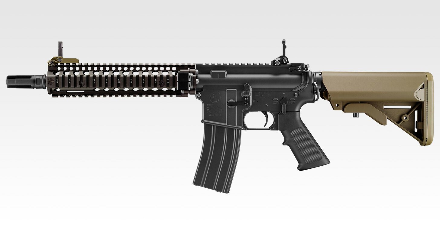 BLOCK2パーツを搭載した、最新型CQBR
M4A1をショートバレル化したCQB（=近接戦闘）向けモデルの中でも、BLOCK2と呼ばれるアクセサリーパーツを搭載した「Mk18 Mod.1」が、ガスブローバックモデルとして登場！
M4A1 MWSのために開発されたZシステム等の新機構を搭載したことで、高い耐久性と作動性能の両立を実現。
さらに、フロントサイトポストを廃し、長めのレイルハンドガード（RIS2）を標準装備。
レイル搭載型のサイトや、機関部にだけ固定された10.3インチのフルフローティング・バレル、そして各パーツのカラーの違いなど、細部まで再現したモデルとなっています。

コルトM4A1カービンは、アメリカ軍特殊部隊専用のモデルとして開発されました。
CQB（=近接戦闘）において突出した性能をほこるため、近年では空挺師団や海兵隊などに属する兵士にも大量に支給されており、アメリカ軍を代用する自動小銃へと急成長しています。
1990年代後半には、ハンドガードの4面をマウントレイル化したナイツ社のR.I.S.（=レイル・インターフェイスシステム）が登場。
これを期に光学機器やサイレンサー、フラッシュライトなどの新型モデルも続々と導入されています。
また、バレルに取り付け可能なグレネードランチャーも用意され、作戦の内容ごとにこれらのアクセサリーを選択・装着することで、ベースの銃を変更せずに様々な状況に対応が可能となりました。
M4A1がアフガン、イラクにおいて活躍したこともあり、レイルを配した小型で軽量なカービン銃を基盤に各種オプションパーツを取り付ける「モジュラーウェポンシステム」は各国でも採用されるところとなりました。軍用銃のシステマチックな運用に成功したM4A1は、銃の歴史に名をとどめる大きな功績を残したのです。

製品特徴
強烈なブローバックを実現
直径約19mmの大型ピストンを採用した新ブローバックエンジンを搭載。
発射に連動してボルトも作動し、かつてないほど強烈なリコイルショックが楽しめます。

高い耐久性を実現
ボルトキャッチの磨耗・破損を防ぐ新機構Z-システム、ボルト作動による内部パーツへの負担を軽減するピストン・アブソーバーやフリクション・レリーフ・ボルトローラー、反動による緩みを防止して常にバレルのセンターを出すバレルクランプ機構など、強烈なリコイルショックへの耐久性を向上しています。

リアルな可動ギミック
チャージングハンドル操作による初弾の装填や、ボルトオープンとマガジンチェンジ後のボルトキャッチ操作、長さを6段階に調整できるエンハンスド・ストックなど、本物同様の機能を忠実に再現しています。

ダニエル・ディフェンス社正式承認
ハンドガード上下左右の4面にマウントレイルを配した金属製のRIS2レイルは、アメリカ軍正式採用の実績をもつダニエル・ディフェンス社の正式承認。
幅20mmのレイルに対応した各種オプションパーツを搭載することが可能です。

カラーの再現と特殊な表面処理
レイルハンドガードやフロントサイト、ストックは、本物同様に各部に施されたFDEカラーの色調の違いを再現。
金属製のレイルハンドガードは、耐擦過性に優れたアルマイト処理によって色を再現しています。
また、アッパー/ロアーフレームとボルトには、塗膜が強く耐擦過性に優れたセラコートを採用。本物さながらの質感も楽しめます。

調整可能な可倒式フロント/リアサイト
上下調整が可能なフロントサイト、左右に調整可能なリアサイトは、光学サイトの使用を考慮した可倒式となっています。
また、マウントレイルを介して装着されているため、取り付け位置の変更や脱着も可能です。

各種マズルオプションに対応
銃口のフラッシュハイダーを取り外せば、サイレンサーなど14mm逆ネジ仕様のマズルオプションを取り付けることができます。

アルミダイカスト製マガジン
装弾数35発、アルミダイカスト製のマガジンは、“弾をフル装填した本物のマガジン重量“を再現しています。

基本情報
■可変ホップアップシステム 搭載
■フルオート（連発）/ セミオート（単発）切替式
全長	715 mm / 790 mm（ストック最大伸長時）
銃身長	250 mm
重量	2,960 g（空のマガジンを装着した場合）
弾丸	6mm BB（0.2?0.25g）
動力源	専用ガス（※1）
装弾数	35 + 1発（1発は本体に装填した場合）
型名	Mk18 Mod.1
種類	アサルトライフル
※1：専用の「ガンパワーHFC134aガス」または「ノンフロン・ガンパワー」をご使用ください。

パッケージ内容
マーク18 モッド1本体、マガジン（装弾数35発）、保護キャップ、サイトアジャストツール、キズ防止カバー、取扱い注意・説明書、チャージャー、チャージングロッド、クリーニングロッド、BB弾（0.2g/100発）、他

パッケージサイズ
横860 x 縦290 x 厚100 mm【対象年齢】：18歳以上