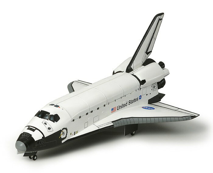 【 宇宙開発時代を切り開いた立役者 】 
地球と宇宙を結ぶ輸送機関として、アメリカのNASA(航空宇宙局)が1972年に開発を始めたスペースシャトル。
1981年、1号機コロンビア号が初打ち上げに成功してから2011年の退役までに計135回の打ち上げが行われ、搭載されるスペースラブ(宇宙実験室)での様々な実験をはじめ、多目的補給モジュールを使用しての国際宇宙ステーション(ISS)の建設、宇宙望遠鏡や衛星などの放出など様々なミッションを行い宇宙開発に貢献しました。
実用機は5機生産され、残念ながらコロンビアとチャレンジャーは事故で失われましたが、アトランティスは1989年5月に金星探査機マゼランを、同年10月には木星探査機ガリレオを送り出し、2000年から国際宇宙ステーションの組み立て・補給ミッションを行いました。
そして、最後のミッションを成功裏に終え、30年以上にわたるスペースシャトルの宇宙開発時代に幕を下ろしたのです。

【 模型要目 】 
●スペースシャトル・アトランティスを1/100スケールで再現したプラスチックモデル組み立てキットです。
●全長373mm、全幅238mm。
●2011年7月の最終フライト時と、スペースシャトルの最初のフライト時を選んで組み立てられます。
●フライトデッキ内部やメインエンジン、降着装置も精密な仕上がり。
●貨物室のハッチは開閉可能。
ハッチ裏側の反射板はメッキパーツで再現。
●試作機のエンタープライズも含めた6種類のスペースシャトルの機体マークをセット。
初期型と最終型のメーターパネルや、最終時の外装パネルなどもデカールで用意。
●宇宙飛行士2体とディスプレイ用のスタンド付き。

・ホビー系商品についての諸注意
メーカー都合により発売の大幅な延期が発生する可能性がございます。
予約商品についてはメーカーから順次入荷次第の発送となります。メーカー公表の発売日とは異なる場合がございますのでご了承ください。【対象年齢】：【商品サイズ (cm)】(幅×奥行）：37.3×23.8
