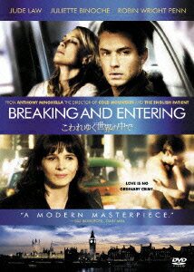 ジュード・ロウ ジュリエット・ビノシュ ロビン・ライト・ペン アンソニー・ミンゲラ【ライブアクション】 コワレユクセカイノナカデ ロウ ジュード ビノシュ ジュリエット ライトペンロビン 発売日：2007年09月19日 予約締切日：2007年09月12日 ウォルト・ディズニー・スタジオ・ジャパン 【映像特典】 【音声特典】アンソニー・ミンゲラ(脚本・監督)による音声解説／メイキング・オブ『こわれゆく世界の中で』／未公開シーン(アンソニー・ミンゲラ(脚本・監督)による音声解説付き)／オリジナル版劇場予告編 VWDSー3433 JAN：4959241934338 【ストーリー】 ロンドンのキングス・クロス再開発地区。そのプロジェクトを担う建築家ウィル(ジュード・ロウ)は、ドキュメンタリー映像作家で美しい恋人のリヴ(ロビン・ライト・ペン)と、彼女の娘ビー(ポピー・ロジャース)と一緒に10年間家族同様に暮らしている。だが、リヴは心の病を抱える娘を持つ罪悪感から、心のどこかでウィルを拒み、距離を保っていた。お互いを強く愛し、惹かれあっているのに、心が触れ合えない・・・そんな閉塞的な状況の中、それぞれがそのことには触れないように生活を続けていた。そんな時、ウィルのオフィスに窃盗事件が起こる。新設したばかりのオフィス内にあったパソコン類一式が全て盗まれていたのだ。危険な地区にオフィスを構えたほうが悪い、とでも言いたげな警察の態度に業を煮やしたウィルはビジネスパートナーのサンディ(マーティン・フリーマン)と、夜のオフィスを自ら張り込みすることに。ビーのことでリヴとの仲がギクシャクしがちなウィルにとって、家を離れられることは救いだった。数日後の夜、見張りをしていたウィルは、オフィスに侵入しようとする少年の姿に気づき、後を追い、彼が住む共同住宅をつきとめる。そして、少年の身辺を探るうちに、少年の母親でボスニアから戦火を逃れてきた未亡人のアミラ(ジュリエット・ビノシュ)と言葉を交わすようになる。アミラの語る自らの過去や夢などを聞いているうちに、ウィルは彼女に心魅かれてゆく・・・。 シネスコサイズ=16:9LB カラー 英語(オリジナル言語) 日本語(吹替言語) ドルビーデジタル5.1chサラウンド(オリジナル音声方式) ドルビーデジタル5.1chサラウンド(吹替音声方式) 日本語字幕 英語字幕 吹替字幕 アメリカ 2006年 BREAKING AND ENTERING DVD 洋画 ドラマ