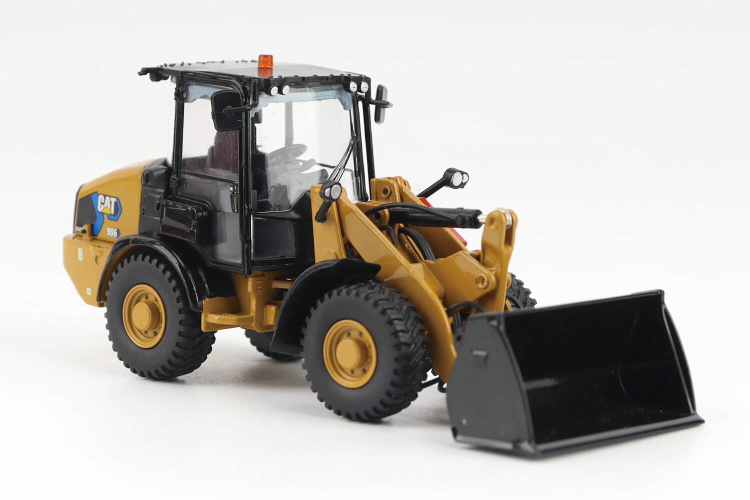 ○新たな次世代コンパクトリーダをコレクション

【実車について】
数々の建設機械で知られるキャタピラー社がラインアップするローダの中でコンパクトなタイプの1台がCAT 906ホイールローダです。
ホイールベースは2.1m、全長は約5.5mのコンパクトサイズ。
次世代車両としてディーゼルエンジンを装備したモデルが高い評価を得ていますが、それをベースにパワーソースを64キロワットのCAT300Vバッテリーを搭載したのがCAT906電動ローダです。

【商品について】
キャタピラー社がラインアップするローダのひとつ、CAT906コンパクトイールローダの電動タイプ、CAT906電動ローダを1/50スケールで再現した塗装組み立て済みのダイキャスト完成モデルです。
このモデルは金属製の缶ケース入り。
実車の写真もプリントされ、コレクションにも最適です。
中折れ式構造のフレームとともに、バケットはそれぞれ可動。
さらに、車体中央部に低く設置された運転席はそのデザインやインテリアもしっかりとモデル化され運転席にはオペレーターのフィギュアもセットされています。
サイズは全長111mm、幅42mm、高さ52mm。
車体のカラーはキャタピラー社のイエローで塗装済み。
ブラックのバケットとフェンダーが仕上がりを引き締めます。

●1/50スケールでキャタピラーのコンパクトホイールローダ、CAT906を再現
●ダイキャスト完成モデル
●バケットやアームは可動
●中折れ式のフレームは可動
●きれいなプリントが施された金属製缶ケース入り
●完全新金型

・ホビー系商品についての諸注意
メーカー都合により発売の大幅な延期が発生する可能性がございます。
予約商品についてはメーカーから順次入荷次第の発送となります。メーカー公表の発売日とは異なる場合がございますのでご了承ください。【対象年齢】：【商品サイズ (cm)】(幅）：11.1