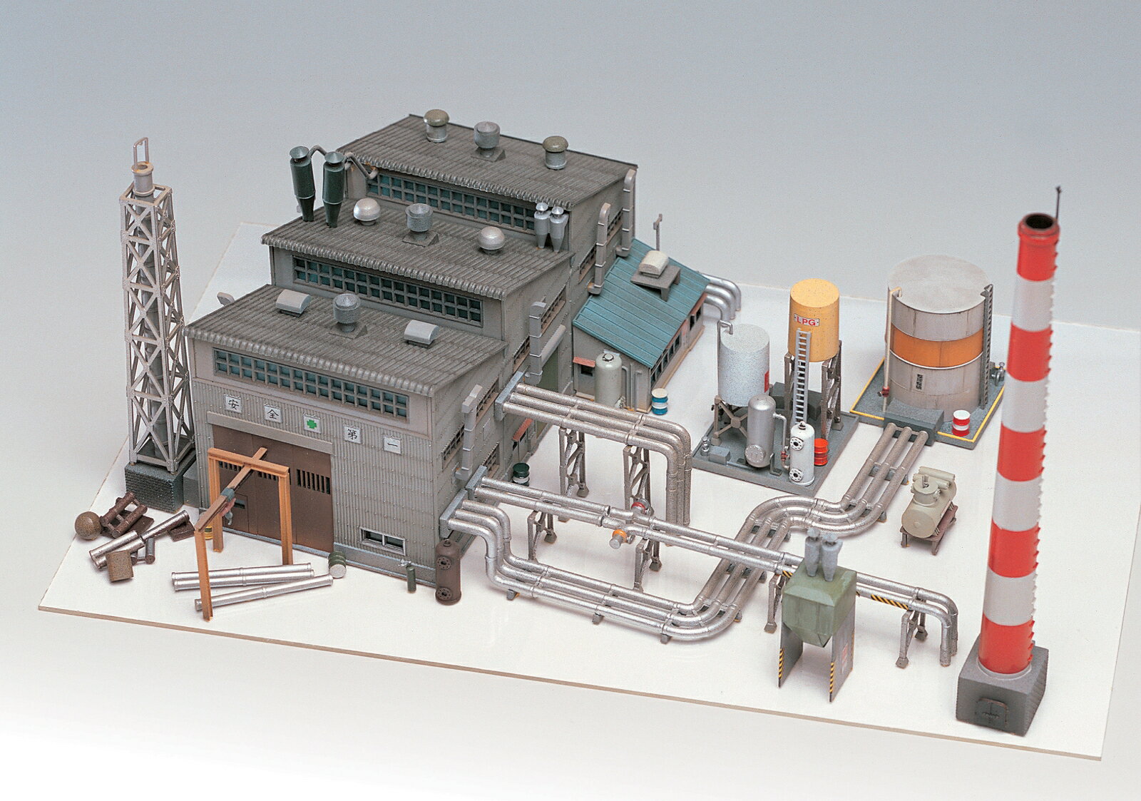 ●レイアウト・ジオラマなど幅広い用途で使える未塗装のプラント工場

製品特徴
●未塗装キットのため、塗装や加工の次第で様々な使い方ができます。

付属品
・取扱説明書

・ホビー系商品についての諸注意
メーカー都合により発売の大幅な延期が発生する可能性がございます。
予約商品についてはメーカーから順次入荷次第の発送となります。メーカー公表の発売日とは異なる場合がございますのでご了承ください。【対象年齢】：15歳以上
