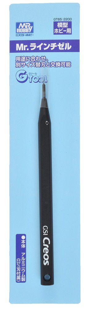 プラモデルのスジ彫りが甘いなんて経験ありませんか？
そんな時に活躍するのがこのスジ彫り専用の精密刃物ラインチゼルです。
スジ彫りのラインに合わせて軽く手前に何度かケガけば、簡単にスジを深くする事ができます。
ラインチゼルは先端部が凸形状になっているので、スジ彫り幅が均一に仕上がり、バリが出ずに綺麗なエッジを出すことができます。
自動車、航空機、艦船の甲板などのスジ彫り表現に最適です。本体には汎用性のある0.3mm刃を付属。
刃先は差込式なので、用途に合わせて別売り替刃と交換することが可能です。

・ホビー系商品についての諸注意
メーカー都合により発売の大幅な延期が発生する可能性がございます。
予約商品についてはメーカーから順次入荷次第の発送となります。メーカー公表の発売日とは異なる場合がございますのでご了承ください。【対象年齢】：