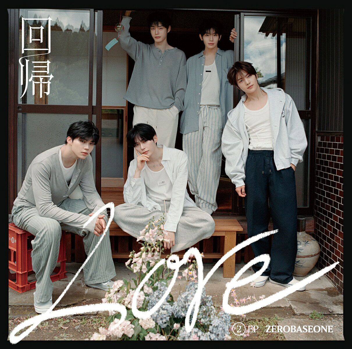 【楽天ブックス限定先着特典】回帰LOVE (通常盤)(オリジナル・缶バッジ Type.A (全5種中ランダム1種お渡し ※ソロ写真全5種))
