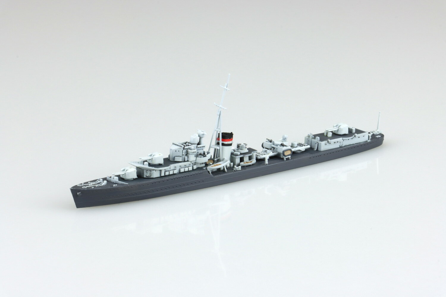 1/700ウォーターラインシリーズに、第14駆逐艦戦隊旗艦「ジャーヴィス」が再登場！

大戦中は地中海を中心に活躍。クレタ島撤退、ノルマンディー上陸作戦等数々の激戦を生き延びた幸運艦「ジャーヴィス」をプラスチックモデルキット化。J級駆逐艦の特徴である艦橋や各種兵装などプロポーションバッチリに再現。また、他のJ級駆逐艦への改造用に汎用デカールが付属します。

●船体は左右分割式
●J級用デカール付属
●嚮導駆逐艦の特徴である後部兵員室を再現

〈艦種〉駆逐艦
〈国籍〉イギリス

カラー塗装図追加

※画像は試作品です。実際の商品とは異なる場合がございます。
※この商品はプラモデルキットです。組み立てには別途、工具等が必要です。

・ホビー系商品についての諸注意
メーカー都合により発売の大幅な延期が発生する可能性がございます。
予約商品についてはメーカーから順次入荷次第の発送となります。メーカー公表の発売日とは異なる場合がございますのでご了承ください。【対象年齢】：