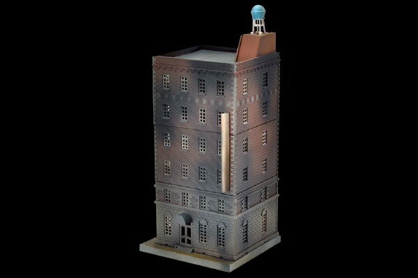 要人と主要拠点を守るための激しい戦闘が数日前にあった。
多くの犠牲を払ったが、建物はギリギリで崩壊を免れ、要人達も無事避難したという場面設定。
爆風で煤けた外壁が戦闘の激しさを物語っている。
第1弾と組み合わせることにより、更にリアルな「戦場の市街地」が再現可能。

【付属品】
建物、ベース

・ホビー系商品についての諸注意
メーカー都合により発売の大幅な延期が発生する可能性がございます。
予約商品についてはメーカーから順次入荷次第の発送となります。メーカー公表の発売日とは異なる場合がございますのでご了承ください。【対象年齢】：【商品サイズ (cm)】(幅×高さ×奥行）：8×17×7