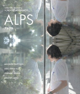 ★第68回ヴェネチア国際映画祭最優秀脚本賞受賞 ギリシャの鬼才ヨルゴス・ランティモスが2011年に発表した衝撃作
『女王陛下のお気に入り』(2018)が第75回ヴェネチア国際映画祭にて審査員大賞を受賞し、『哀れなるものたち』(2023)では第80回ヴェネチア国際映画祭で金獅子賞を受賞。さらに2024年には『憐れみの3章』を発表し、2026年2月13日には最新作『ブゴニア』の公開を控える、ギリシャの鬼才から世界的映画監督へと進化を遂げたヨルゴス・ランティモス。
愛する人を亡くした人々の喪失感を癒すため、故人を演じる謎の集団“アルプス”。噛み合わない台詞、常識を超えた設定と予測不可能な展開…。
異形と不条理、シニカルな笑いに満ちたランティモス節全開の怪作。『籠の中の乙女』(2009)で国際的に高い評価を受けた直後、本作を完成させたランティモスはイギリスのロンドンに移住し、『ロブスター』(2015)、『聖なる鹿殺し キリング・オブ・ア・セイクリッド・ディア』(2017)、そして『女王陛下のお気に入り』と、国際スターが競演する英語作品を撮り続けている。

※収録内容は変更となる場合がございます。