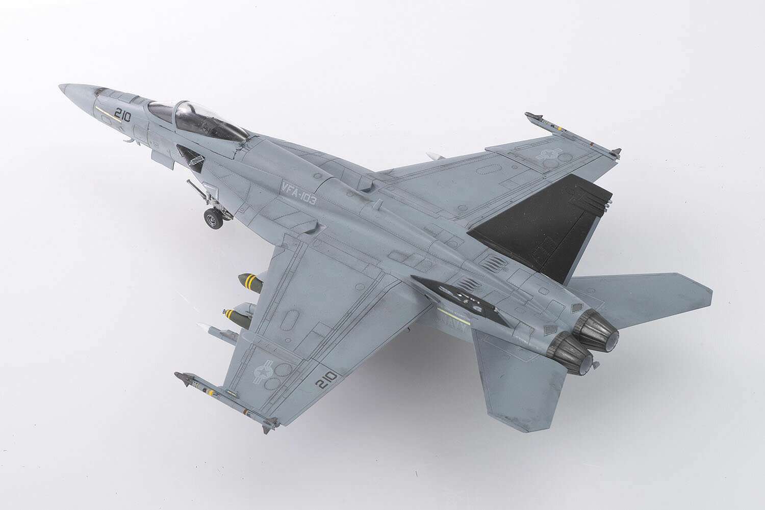 1/72 アメリカ海軍 艦上戦闘機 F/A-18E スーパーホーネット VFA-103 ジョリーロジャース マスキングシール付属 【AE-61】 (プラモデル)