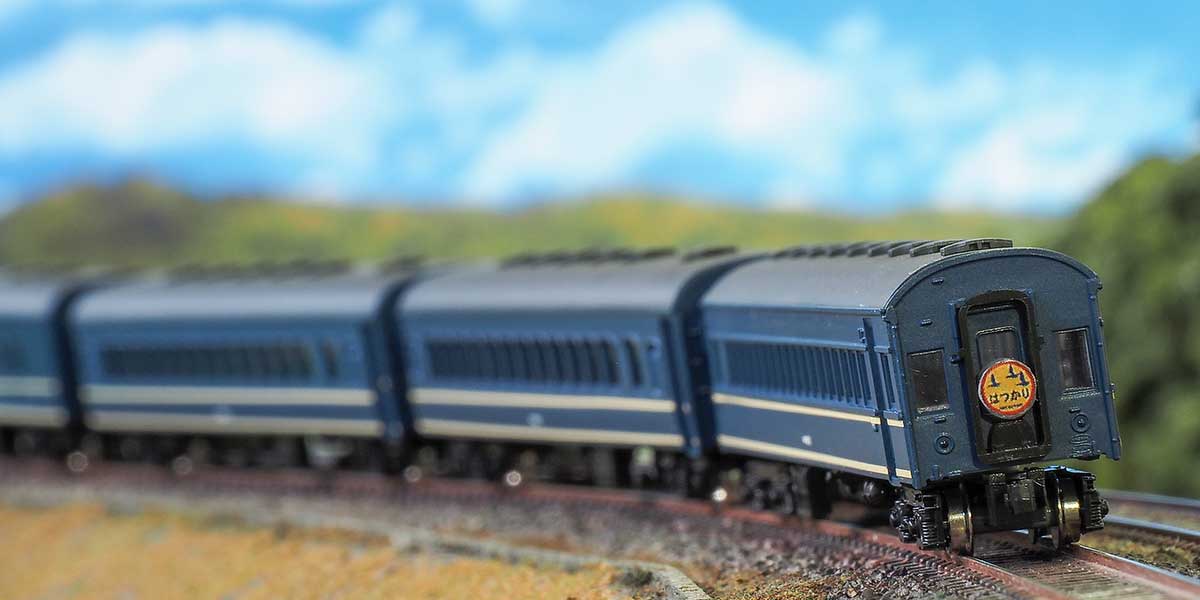 実車について	
スハ44系・特急「はつかり」は、上野?青森間を常磐線経由にて走行した東北初の特急列車として1958（昭和33）年に登場しました。
「はつかり」に使用された44系客車は、20系ブルートレインを模した青15号にクリーム1号の細線2本という美しい塗色でした。
しかし、この客車特急としての時代は短かく1960（昭和35）年いっぱいで、初の特急型気動車キハ81系に交替し、わずか2年の活躍でした。

商品セット構成	
・ボディ（青15号・塗装済み）
・屋根（ダークグレー成形）
・ベンチレーター（ダークグレー成形）
・床下機器（黒色成形）
・塩ビ板
・クモリガラス
・ウエイト
・ステッカー
・組立説明書

商品の特徴	
■塗装の手間なく工作が楽しめる、着色済みエコノミーキットシリーズ
■上野?青森間を走ったスハ44系・特急「はつかり」をイメージしたアソートセット

■ボディは青15号・クリーム1号帯塗装印刷済み
■屋根、ベンチレーターはシルバー塗装済み
■特急「はつかり」用の行先表示、愛称札、ヘッドマーク、テールマークなどを収録したステッカー（新規製作）が基本セットと増結セットに付属
■別売りの＜19503＞基本セットを組み合わせることで、実車と同じ編成が再現可能

※本製品に台車、車両マークは付属しません。
※本製品はキットのため、組み立てが必要です。
※本製品にはヘッド・テールマーク用の台座は付属しません。
※商品の仕様は一部実車と異なる場合があります。

対象年齢	15歳以上

・ホビー系商品についての諸注意
メーカー都合により発売の大幅な延期が発生する可能性がございます。
予約商品についてはメーカーから順次入荷次第の発送となります。メーカー公表の発売日とは異なる場合がございますのでご了承ください。【対象年齢】：