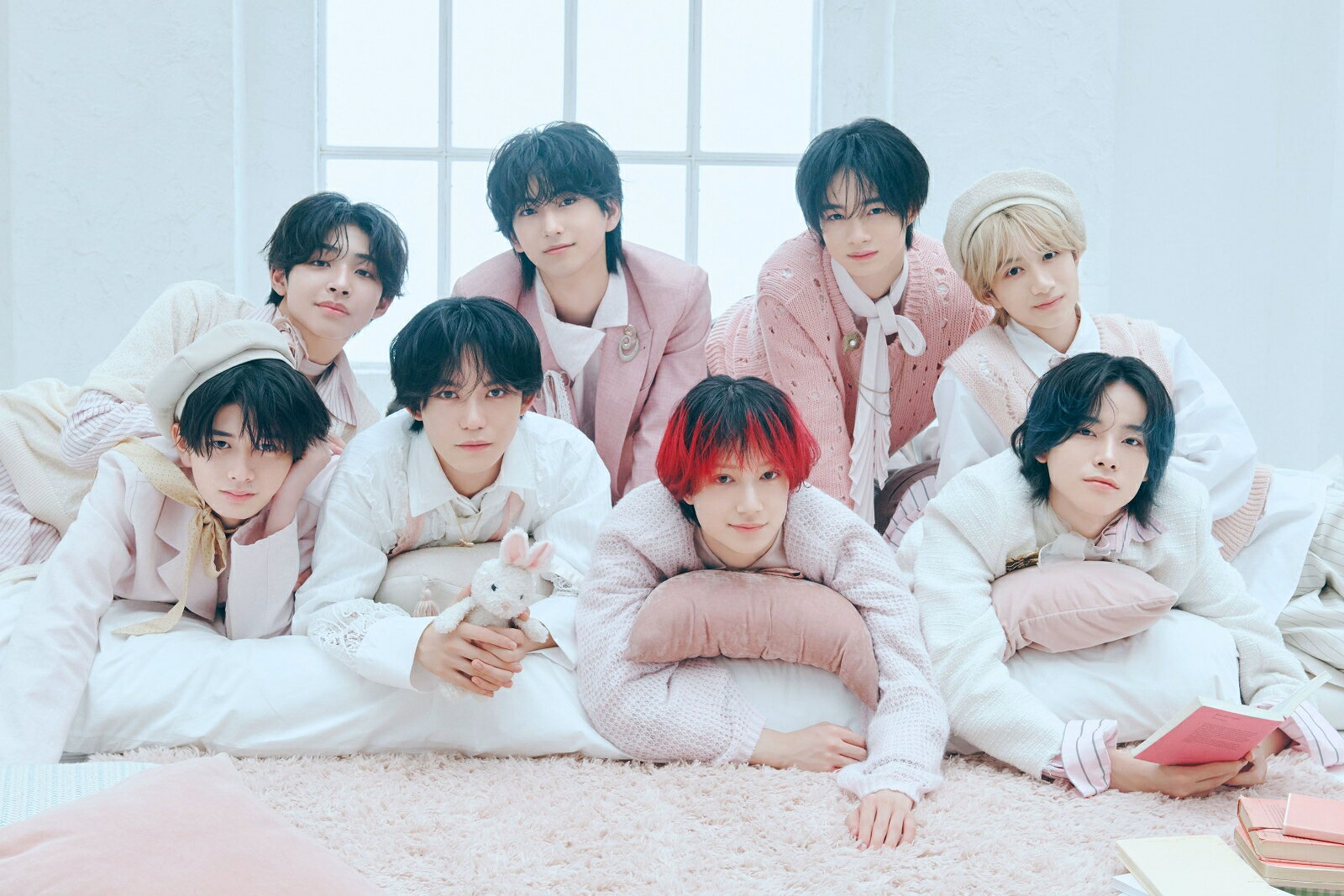 スターダストの新星8人組・VOKSY DAYSが、2枚目となるEPをリリース！	
VOKSY DAYSなりの多様な"Sweet”で、新たな魅力を解き放つ。

Sweet Moment 〜甘い瞬間〜
ときめき溢れる恋も、包み込む優しさも、時に苦い切なさも。
誰もが胸の奥に抱く、色とりどりの「甘い瞬間」の物語を、VOKSY DAYSの歌声と多彩なサウンドで描くEP。

◆前作「Bitter Flame」から一転、”Sweet”をテーマに、優しくて甘いVOKSY DAYSの新たな魅力を
届ける本作には、商品タイプによって異なるBonus Trackを含む、全7曲が収録されている。

◆TYPE-Aのアートワークコンセプトは、"Sweet Dream"。
Sweet Honeyとお部屋でゴロゴロ、まるで一緒に過ごしているかのような、甘く優しい時間を表現。
柔らかな光に包まれ、リラックスした8人のキュートな微笑みやキュンとする表情を切り取っている。
封入特典のトレカは、LUKSYとメンバーを運命の糸で結ぶ「Sweet Ribbonトレカ」。
＊初回生産分限定「Sweet Ribbonトレカ （ソロ全8種よりランダムで1枚封入）」

◆TYPE-Bのアートワークコンセプトは、"Sweet Table"。
かわいらしいスイーツが並べられたテーブルを囲んで、ティーパーティーを楽しむ8人の王子たち。
収録曲「Blooming」の衣装を着用し、TYPE-Aとはまた異なるクラシカルで華やかなメンバーの姿を
閉じ込めた1枚。
封入特典のトレカは、甘いスイーツを堪能している優雅な「Tea Timeトレカ」となっている。
＊初回生産分限定「Tea Timeトレカ （ソロ全8種よりランダムで1枚封入）」