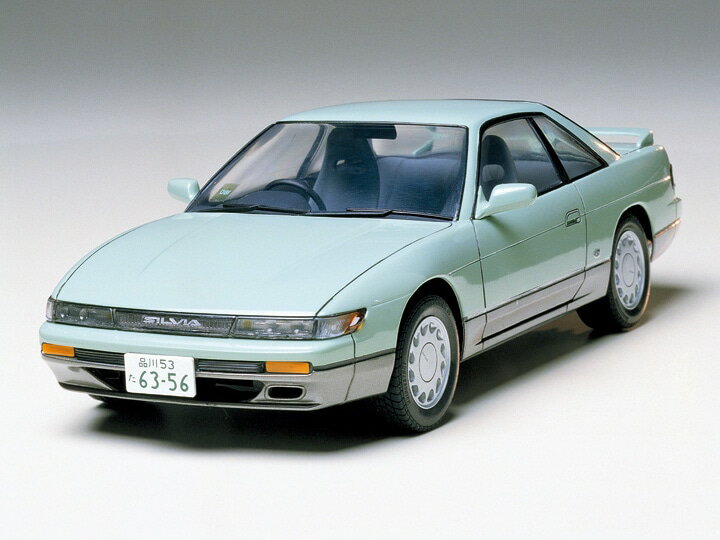 1988年5月にフルモデルチェンジされて5代目となったシルビアのトップグレードK'sを再現したプラスチックモデル組み立てキットです。
柔らかな曲線と曲面で構成されたボディスタイルを手にとってじっくり観察してください。
人間工学に基づいたモノフォルムバケットシートなど、ハイセンスなインテリアを実感たっぷりにモデル化しました。またシャーシ下面も立体感十分に再現され、優れた走りを生み出すマルチリンク・リヤサスペンションなどの構造も理解できます。
タイヤはトレッドパターンもリアルに彫刻されたポテンザRE71をセットしました。
※写真はキットを組み立て、塗装したものです。【商品サイズ (cm)】(幅）：18.5