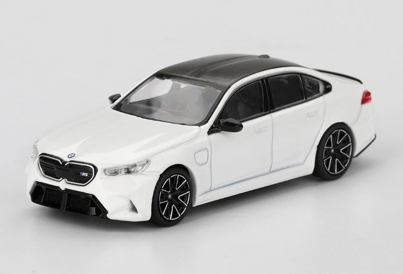 1/64スケールで新旧スポーツカーやレーシングカーを精密にモデル化しているMINI GTの新作として、また「BMW M5」のホワイトカラーが登場。
レーシングテクノロジーをふんだん盛り込んだハイ・パフォーマンス・セダンで、Mハイ・パフォーマンス・モデルとして位置付けられています。
実車はM HYBRIDシステムやM専用4輪駆動システム「M xDrive」を搭載するなど、サーキット走行における最高の運動性能と、ラグジュアリー・スポーツ・セダンの要素を掛け合わせた唯一無二のモデルです。

パッケージサイズ: 約 W100 x D45 x H35 (mm)
素材:ダイキャスト

Prototype Sample-Approval Pending　版権元監修中、写真はサンプルのため実際の商品と異なる場合がございます。

末尾に「BL」が付く商品は、ブリスター仕様となっています。24個ご注文いただいた場合、通常品23個、チェイスカー1個のご納品とさせていただきます。
※ショート入荷により満数のご納品が出来ない場合はチェイスカーが入らない可能性がございます。

※本案内に記載のパッケージサイズや素材は予告なく変更される場合がございます。予めご了承ください。
※メーカー都合により大幅な発売延期や発売中止が発生する場合がございます。予めご了承ください。

・ホビー系商品についての諸注意
メーカー都合により発売の大幅な延期が発生する可能性がございます。
予約商品についてはメーカーから順次入荷次第の発送となります。メーカー公表の発売日とは異なる場合がございますのでご了承ください。【対象年齢】：