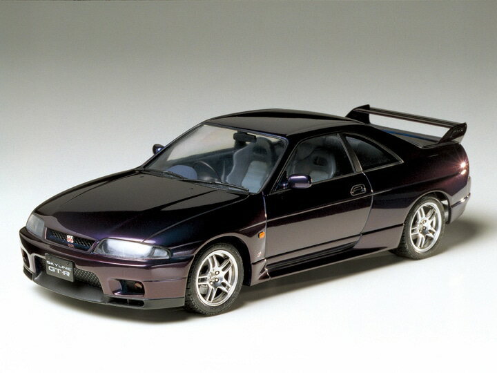 【 9代目スカイラインの最強グレード、GT-Rをモデル化 】
1995年1月に発表された4代目のスカイラインGT-R の中でも、より高性能な走りを追求したモデルがVスペックです。
ハイパワーな2.6リッターツインターボエンジンを搭載し、高度な4輪駆動制御システム、アテーサE-TS PROを採用。世界的にもトップレベルの走行性能を発揮します。

【 模型要目 】 
1/24スケールのプラスチックモデル組立キットです。4
★全長192mm、全幅79mm。
★レーシングマシンを思わせる精惇なスタイルをリアル再現。
★足回りや4WDメカなどシャシー下面も立体感十分。
★バケットシートや3連メーター装備のインパネなど室内も実感豊かにモデル化。
※写真はキットを組み立て、塗装したものです。【商品サイズ (cm)】(幅）：19.2