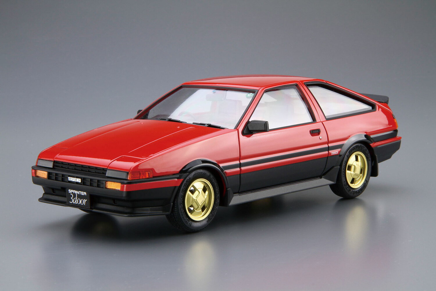 誕生、SEXYトレノ。

'83年5月に登場したAE86のトレノは、FF化が当たり前だった時代にあえてFRレイアウトを採用し、エンジンも先代までの2T-Gから新開発の4A-Gへ変更。ボディバリエーションは兄弟車であるレビンと共にそれぞれ3ドアハッチバックと2ドアクーペの2種類。
搭載エンジンによって型式名が変わり、4A-G搭載車はAE86、1500ccの3A-U搭載車はAE85の2種類に分けられ、その人気は現在でもなお衰えない。

AE86トレノの組み立て式プラモデルで、カタログ仕様を再現
前期型GT-APEXをベースに当時の純正オプションパーツを装着
・純正14インチアルミホイール
・前期型純正リップスポイラー
・サイドステップ
・リヤスポイラー
AE86専用デカール
4A-Gエンジン再現
アルミナンバープレート
窓枠マスキングシール
ツートンカラー塗り分け用マスキングシール
14インチ185幅タイヤ使用

※画像は試作品です。実際の商品とは異なる場合がございます。

・ホビー系商品についての諸注意
メーカー都合により発売の大幅な延期が発生する可能性がございます。
予約商品についてはメーカーから順次入荷次第の発送となります。メーカー公表の発売日とは異なる場合がございますのでご了承ください。【対象年齢】：