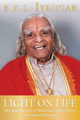 Light on Life: The Yoga Journey to Wholeness Inner Peace and Ultimate Freedom LIGHT ON LIFE Iyengar Yoga Books [ B. K. S. Iyengar ]