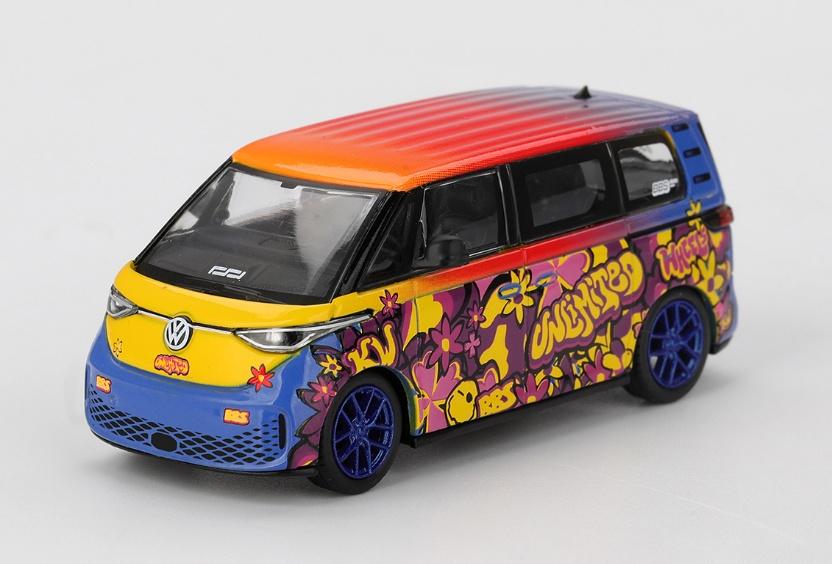 1/64スケールで新旧スポーツカーやレーシングカーを精密にモデル化しているMINI GTの新作として、「フォルクスワーゲン ID. Buzz」のバリエーションとしてKW/BBS仕様が登場。
ベースとなっているのは、フォルクスワーゲンが開発した純EV専用のMEBプラットフォームです。
インテリア素材には動物由来の材料を使用せず、革と同等の質感をもつポリウレタン生地や、ペットボトルから再生した繊維などが使われています。

パッケージサイズ:ブリスタータイプ: 約 W140 x D195 x H50 (mm) 
素材:ダイキャスト

Prototype Sample-Approval Pending　版権元監修中、写真はサンプルのため実際の商品と異なる場合がございます。

末尾に「BL」が付く商品は、ブリスター仕様となっています。24個ご注文いただいた場合、通常品23個、チェイスカー1個のご納品とさせていただきます。
※ショート入荷により満数のご納品が出来ない場合はチェイスカーが入らない可能性がございます。

※本案内に記載のパッケージサイズや素材は予告なく変更される場合がございます。予めご了承ください。
※メーカー都合により大幅な発売延期や発売中止が発生する場合がございます。予めご了承ください。

・ホビー系商品についての諸注意
メーカー都合により発売の大幅な延期が発生する可能性がございます。
予約商品についてはメーカーから順次入荷次第の発送となります。メーカー公表の発売日とは異なる場合がございますのでご了承ください。【対象年齢】：