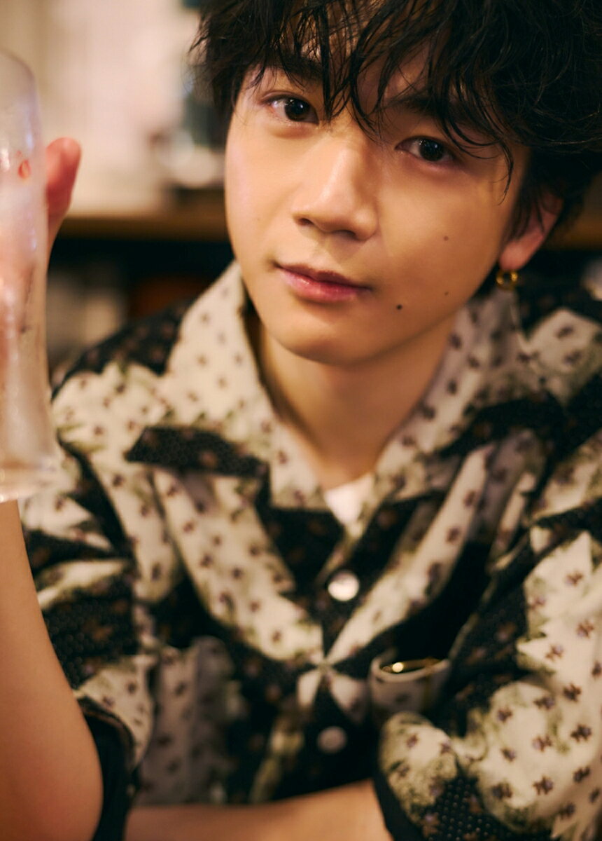 声優・戸谷菊之介、待望の1st写真集！ 

 アニメ『チェンソーマン』デンジ役、「鉄鍋のジャン！」秋山 醬役、「花ざかりの君たちへ」中津秀一役など、数々の話題作に出演する声優・戸谷菊之介さん。2023 年度の声優アワードで新人声優賞を獲得し、2025 年度の同アワードでは主演声優賞を受賞。2026 年は、Abema オリジナル番組『声優と夜あそび』では金曜 MC をつとめ、本格的な音楽活動もスタートするなど、活躍の場を広げ続けています。さわやかな印象の戸谷さんはもちろん、ぐっと大人なムードの撮影にも挑戦。誰もが癒されるかわいい姿から、無防備な横顔、思わずときめいてしまうクールな一面など、さまざまな表情を収録。抜群のスタイルを活かしたファッションシューティングも。また、今回の写真集のために自ら志願し企画が実現した美しい筋肉やボディを魅せるカットも。ストイックなトレーニングと食事制限で達成した美ボディは注目です。
写真集制作期間を追いかけた密着日記、戸谷さんのルーツを探るロケシューティング、幼少期の秘蔵ショット、そしてロングインタビュー・・・発売日に 28 歳の誕生日を迎える戸谷さんの、今のすべてが詰まった 1 冊となっています。 

 【編集担当からのおすすめ情報】 
 声優として活躍を続ける戸谷菊之介さんの、待望の1st写真集！スタイルの良さを生かしたロケ撮影や、と戸谷さん自身の幅広い魅力をギュッと詰め込んだインタビューページなど、「戸谷さんのここを見てほしい！」とたっぷり盛り込んだ1冊です。