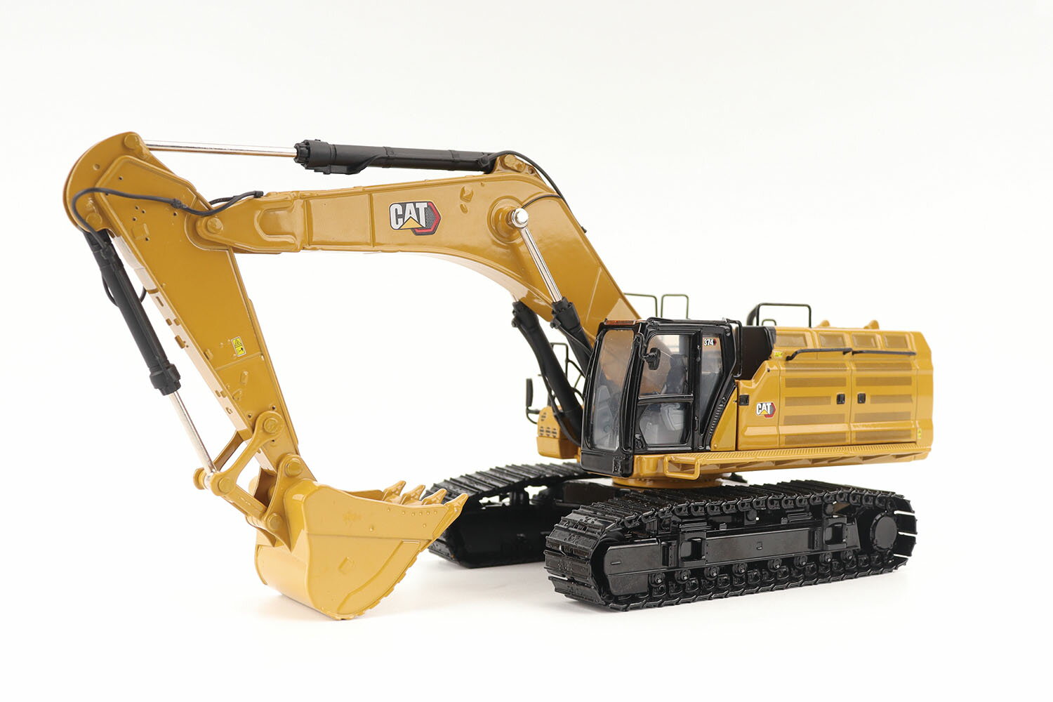 ◯稼働するアーム、履帯、ダイキャストの重量感が楽しみ
世界的な建設機械メーカー、キャタピラー社のCAT　374油圧ショベルを再現した1/50スケールのダイキャストモデル完成品です。
実車について
数々の建設機械で知られるキャタピラー社が各種ラインアップする油圧ショベルの中でも大型のひとつがCAT374です。
374は15.2リッター直列6気筒ディーゼルエンジンを搭載。
運転席上面までの高さ3.5m、の大型モデルでさまざまなタイプのバケットのほかにも各種アタッチメントが用意されて幅広い作業をこなす1台です。
履帯式の走破性の高さに、パワーや耐久性、さらにハイドローリック系の優れた操作性などが人気を集め、世界各地で幅広く使用されています。

モデルについて
キャタピラー社がラインアップする大型ショベルカーのひとつ、CAT374油圧ショベルを1/50スケールで再現した塗装組み立て済みのダイキャスト完成モデルです。
ハイラインシリーズのこのモデルは金属製の缶ケース入り。
実車の写真もプリントされ、コレクションにも最適です。
履帯を装備する頑丈な車体下部はフレーム形状なども再現。
そして、シリンダーパーツなども再現されたアーム類は力強さにあふれたメカニカルな仕上がり。
車体上部ボディの旋回はもちろん、アームやシリンダー、バケットの動きも再現。
加えて、運転席は内部もしっかりとモデル化。
ドライバーフィギュアもセットされ、車両のサイズも実感できます。
車体のカラーはキャタピラー社のイエロー、車体下部シャーシフレームや履帯はブラックで塗装済み。
重量感もいっそうです。
また、キャタピラー社のロゴマークなどもしっかりと再現されています。

●1/50スケールでキャタピラー社のCAT374油圧ショベルを再現した組み立て塗装済みダイキャストモデル完成品
●アーム類は可動
●運転席内部もリアルに再現
●履帯は金属製で可動
●完全新金型

・ホビー系商品についての諸注意
メーカー都合により発売の大幅な延期が発生する可能性がございます。
予約商品についてはメーカーから順次入荷次第の発送となります。メーカー公表の発売日とは異なる場合がございますのでご了承ください。【対象年齢】：