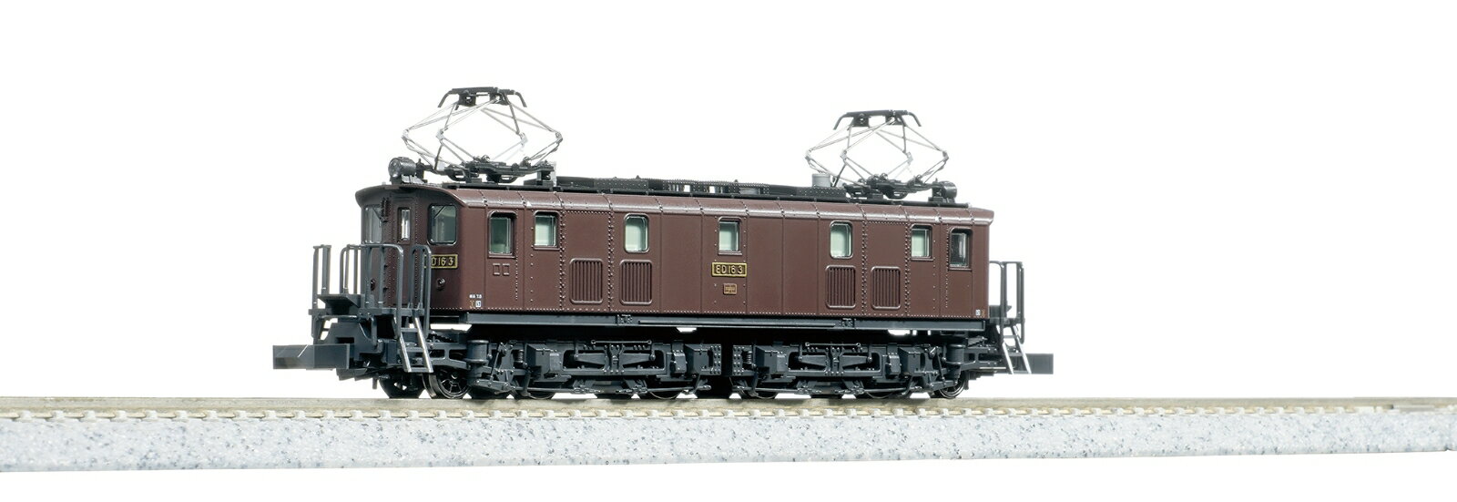 ●ED16は、昭和6年(1931)国鉄以前の鉄道省の時代に輸入電気機関車が主流だった頃、国産の省形中形標準機として18両が製造され、登場時は中央線の笹子トンネルや上越線の清水トンネルなどの山岳電化線で活躍しました。
戦後は青梅線・五日市線・南武線(立川機関区)と阪和線(鳳機関区)に配置されていましたが、昭和40年(1965)頃に全18機が立川機関区に集結し、奥多摩と京浜工業地帯とを結ぶ石灰石輸送の専用列車に運用されるようになりました。
当時の青梅線の線路等級が低かったことから、軸重が比較的軽い本形式が長きにわたって運用され、昭和58年(1983)の「さよなら運転」で幕を閉じた名旧形機関車です。

◆今回の製品は再生産になります。
今回製品より動力にスロットレスモーターを採用いたします。
また、先輪がスポークの抜けた車輪に変更となります。
これらの変更に伴い、品番・価格・JANコードが変更になります。

活躍地域
・関東

会社
・国鉄

製品特徴
・立川機関区所属の末期、昭和40年代の形態を製品化
・旧形電気機関車独特の車体帯やリベットなど、デッキ部をリアルに表現、小ぶりながら重厚なスタイルを再現
・前面窓は黒Hゴムで、避雷器はパンタグラフ後ろの形態、スノープロウは非装備
・スロットレスモーター採用でスムースかつ静粛な走行性を実現。中形機ながらホキ2500/9500のフル編成(16両+車掌車)を牽引可能
・選択式ナンバープレート：「3」「10」「16」「18」/選択式メーカーズプレート「川崎」「三菱」「日立」
・ヘッドライト点灯
・アーノルドカプラー標準装備、交換用ナックルカプラー付属

製品内容・編成図
ED16

製品内容・編成図
ED16

製品仕様
・スケール：1/150 9mm(Nゲージ)
・商品形態：塗装済完成品
・車体の材質：プラスティック
・モーター：スロットレスモーター搭載
・ライト：ヘッドライト
・付属品：交換用ナックルカプラー、選択式ナンバープレート、選択式メーカーズプレート

・ホビー系商品についての諸注意
メーカー都合により発売の大幅な延期が発生する可能性がございます。
予約商品についてはメーカーから順次入荷次第の発送となります。メーカー公表の発売日とは異なる場合がございますのでご了承ください。【対象年齢】：8歳以上