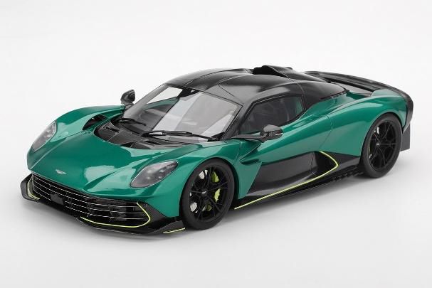 新旧スポーツカーやレーシングカーを精密にモデル化している「TOP SPEED（トップスピード）」の1/18スケール新作として、アストンマーチンとレッドブル・レーシングが共同開発し、世界限定999台で販売予定のスーパーカーです。
アストンマーティンの伝統である「V」の文字で始まり、ヴァルキリー同様ヴァルハラという名前も北欧神話に由来しています。

パッケージサイズ:約W37.0 x D22.8 x H16.5 (cm) 
素材:レジン

Prototype Sample-Approval Pending　版権元監修中、写真はサンプルのため実際の商品と異なる場合がございます。

※本案内に記載のパッケージサイズや素材は予告なく変更される場合がございます。予めご了承ください。
※メーカー都合により大幅な発売延期や発売中止が発生する場合がございます。予めご了承ください。

・ホビー系商品についての諸注意
メーカー都合により発売の大幅な延期が発生する可能性がございます。
予約商品についてはメーカーから順次入荷次第の発送となります。メーカー公表の発売日とは異なる場合がございますのでご了承ください。【対象年齢】：