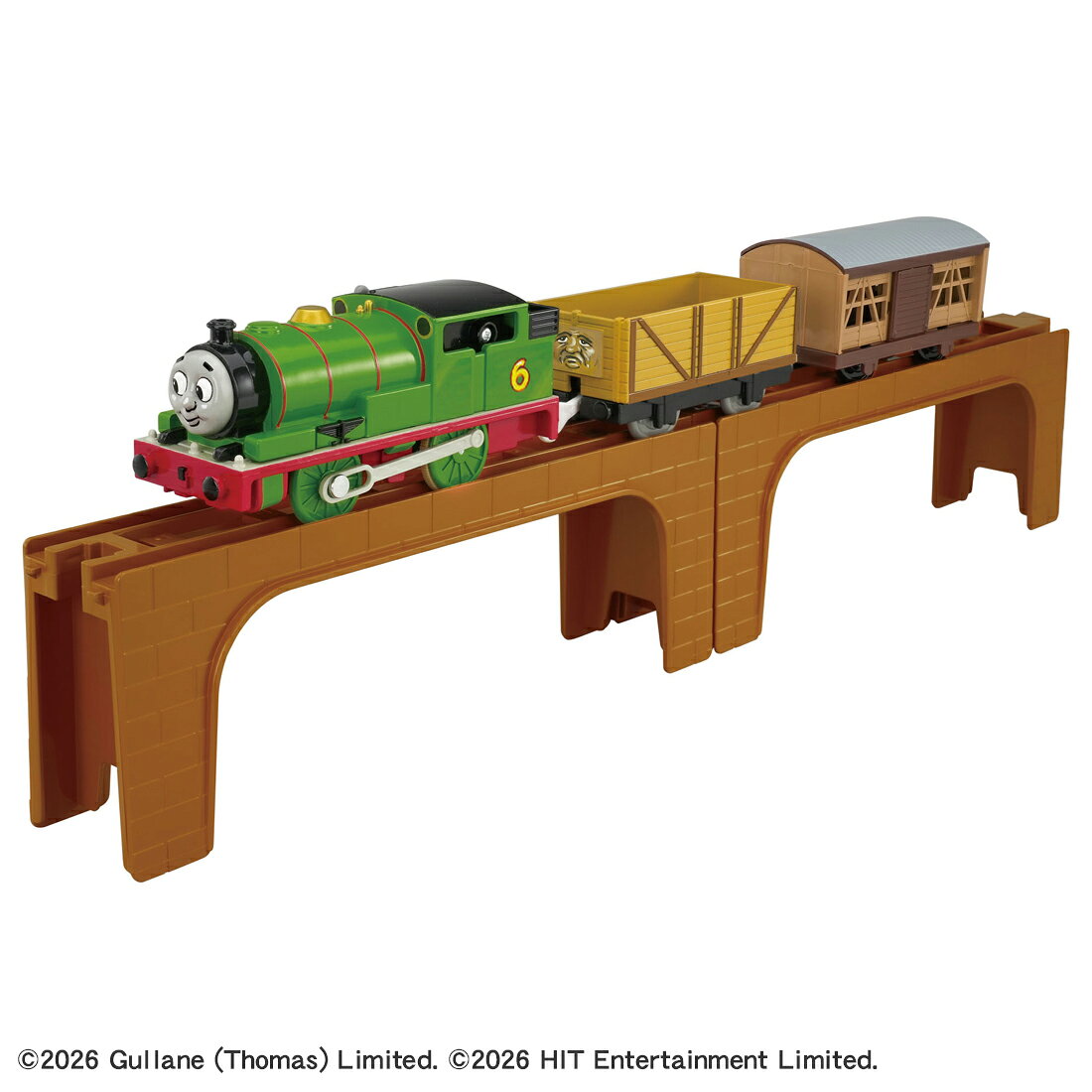 『きかんしゃトーマス』の原作絵本をイメージしたパーシーがプラレールに登場！原作絵本をイメージしたプラレールパーシーが登場です。■パーシーの顔、車体のカラーリング、家畜車・貨車も絵本仕様のデザイン■3両編成でそれぞれ連結・切り離し可能■1スピードで電動走行、スイッチOFFで手転がし遊びが可能■レンガ橋（橋直線レール）が2個付属し、飾っても楽しめます【セット内容】きかんしゃパーシー（動力車）(1),家畜車(1),貨車(1),レンガ橋（橋直線レール）(2)【対象年齢】：3才〜