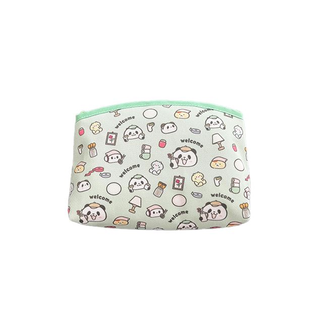 お買いものパンダの京染めポーチが新登場！
日本らしい美しい色合いと、お買いものパンダのキャラクターがマッチしたこのポーチは使うたびに心躍ること間違いなしです。
化粧品、文房具、小物など様々なアイテムを収納できます。
あなたの日常に彩りを添えるアイテムとしてぜひお手元にいかがでしょうか。

＜商品サイズ＞
縦110mm×横160mm
＜材質・素材＞
ポリエステル・綿