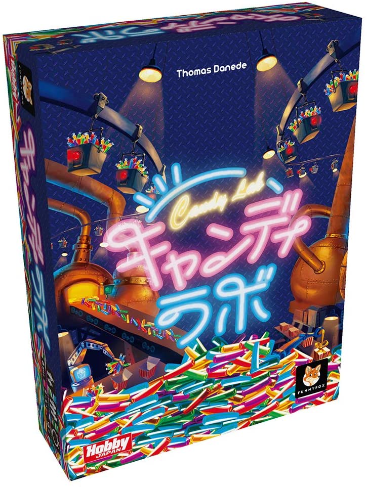 『キャンディラボ』は、キャンディ工場を舞台にしたテンポの速いパーティゲームです。
 注文通りのキャンディを箱に詰めて、最高菓子職人の称号をつかみとろう。

 『キャンディラボ』では、あなたは注文カードをプレイして、指定された並びでキャンディバーを取ります。
さらに、その効果を発生させることで自分を有利にするだけでなく、何より、対戦相手を妨害できます。
 最後のキャンディバーが取られるか、または、注文カードの山札が尽きた時点で、ゲームは終了します。
ゲーム終了時に最も多くのポイントを持つプレイヤーが、勝者となります。

プレイ人数:2~4人
プレイ時間:15分
対象年齢:8歳以上
ゲームデザイン:トマ・ダゼーネ

[セット内容]
キャンディバー27本
注文カード42枚
ゴールドキャンディ・カード1枚
早見表カード4枚
ルールブック1部