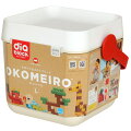 人と環境にやさしい、お米から生まれた新しいダイヤブロック「OKOMEIRO(オコメイロ)」誕生！！■食用に適さないお米を原料とする国産バイオマスプラスチック「ライスレジン(R)」を使用した地球に優しいブロックです。■ブロックの角に丸みをつけたことで、子どもの力でも外しやすく、より組み立てやすくなりました。■容器はお片付けをサポートできる形状になっており、フタの裏側にはブロックをはめることもできます。また、リビングになじむよう、外装は取り外しが可能です。■こちらの商品の売上金の一部は、こども食堂支援のための寄付金に充てられます。【対象年齢】：3歳以上【商品サイズ (cm)】(幅×高さ×奥行）：-×-×-