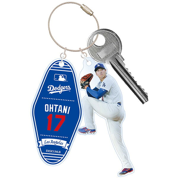 

大谷翔平選手をいつも身近に。
あなたの毎日にポジティブなパワーを届ける。

 マウンドでは圧巻の投球で観る者を魅了し、打席では豪快な一打で世界を熱狂させる大谷翔平選手。
 そんな大谷選手を象徴する「二刀流（TWO-WAY）」をテーマにした特別なアイテムが誕生しました。


ロサンゼルス・ドジャース 大谷翔平選手の投打二刀流をイメージしたワイヤーリングアクリルチャームです。
ワイヤーリングは開閉ができるので、鍵をつけたりお好きなキーホルダーをつけたり自分好みにカスタマイズできます。
※鍵は付属しません。【商品サイズ (cm)】(幅×高さ）：7×13
