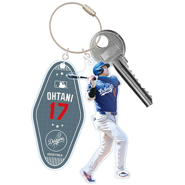 

大谷翔平選手をいつも身近に。
あなたの毎日にポジティブなパワーを届ける。

 マウンドでは圧巻の投球で観る者を魅了し、打席では豪快な一打で世界を熱狂させる大谷翔平選手。
 そんな大谷選手を象徴する「二刀流（TWO-WAY）」をテーマにした特別なアイテムが誕生しました。


ロサンゼルス・ドジャース 大谷翔平選手の投打二刀流をイメージしたワイヤーリングアクリルチャームです。
ワイヤーリングは開閉ができるので、鍵をつけたりお好きなキーホルダーをつけたり自分好みにカスタマイズできます。
※鍵は付属しません。【商品サイズ (cm)】(幅×高さ）：7×13