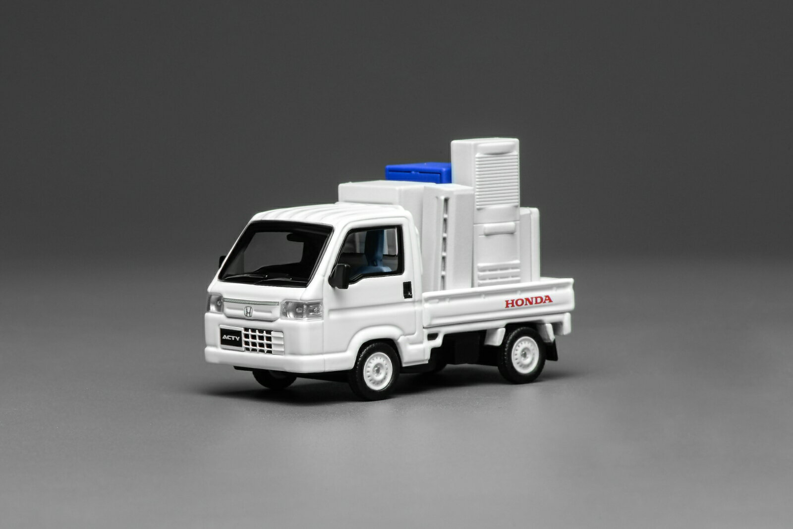 ホンダ アクティ トラック タフタホワイト
1/64スケールで再現されたホンダ Acty トラック。実車の持つ実用性と親しみやすいデザインを凝縮したミニチュアモデルです。
コンパクトなキャビンやスクエアなフロントフェイス、低床の荷台形状まで細部にわたり忠実に再現。
白いボディに映える「HONDA」ロゴが、働く軽トラックらしい雰囲気を引き立てます。
コレクションはもちろん、ジオラマやディスプレイにも映える、軽トラックファン必携の一台です。

■ダイキャストモデル

※商品には個体差がございます。
※輸入品の為パッケージ等多少のダメージがある場合がございます。　
※写真のモデルは試作品です。仕様は予告なく変更になる場合がございます。監修中
※メーカー都合により大幅な発売延期や発売中止が発生する場合がございます。予めご了承ください。

・ホビー系商品についての諸注意
メーカー都合により発売の大幅な延期が発生する可能性がございます。
予約商品についてはメーカーから順次入荷次第の発送となります。メーカー公表の発売日とは異なる場合がございますのでご了承ください。【対象年齢】：