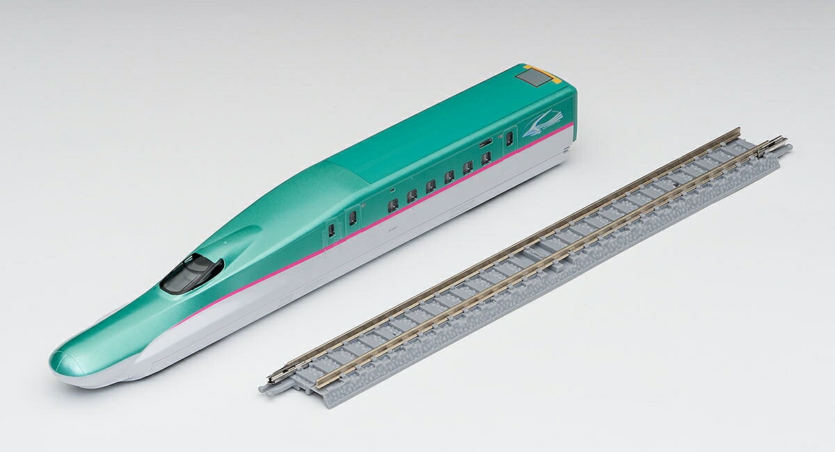 E5系は2011年3月5日に「はやぶさ」として登場、グリーン車より上のシートサービスを行う"グランクラス"を新たに設定し、注目の的となりました。
2013年3月16日にはE6系との併結運転も開始、また単独運転時は最高速度320Km/h運転でTGVと並び世界最速となりました。

特徴
●手軽に精密なNゲージ鉄道模型をディスプレイして楽しめるファーストカーミュージアム製品
●車番印刷済み
●号車番号(1号車)印刷済み
●はやぶさロゴマークは印刷済
●屋根上滑り止めを再現
●ヘッド・テールライトは、別売りのFM-017電源ユニット、パワーユニット・D.C.フィーダーを使うことで点灯
●ヘッドライトは白色LEDによる点灯
●銀色車輪採用
●すぐにディスプレイ可能なストレートレールS158.5(F)付属(塗装・印刷なし)
●ストレートレールS158.5(F)は従来のファイントラックと接続可能
●転がり防止用の車輪止め装着済み

※パワーユニットによる運転走行はできません
※カプラー無しの為、連結はできません

製品内容
【車両】
●E523-7

【レール】
●ストレートレールS158.5(F)(塗装・印刷なし)

パッケージ形態
ウインド付紙箱

・ホビー系商品についての諸注意
メーカー都合により発売の大幅な延期が発生する可能性がございます。
予約商品についてはメーカーから順次入荷次第の発送となります。メーカー公表の発売日とは異なる場合がございますのでご了承ください。【対象年齢】：