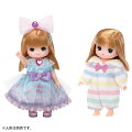 リカちゃんのいもうと、ミキちゃんとマキちゃん用のドレスセットです。水色×パープルにハートのラインストーンがポイントのゆめかわテイストのドレスと、マルチボーダーのフード付きパジャマがセットになっています。「LD-01　ゆめみるリカちゃんギフトセット」「LW-06　ふわふわルームウェア」のドレスとおそろい風のデザインで、一緒に遊ぶとリンクコーデが楽しめます。カチューシャ、クツ付き。【商品サイズ (cm)】(幅×高さ×奥行）：××