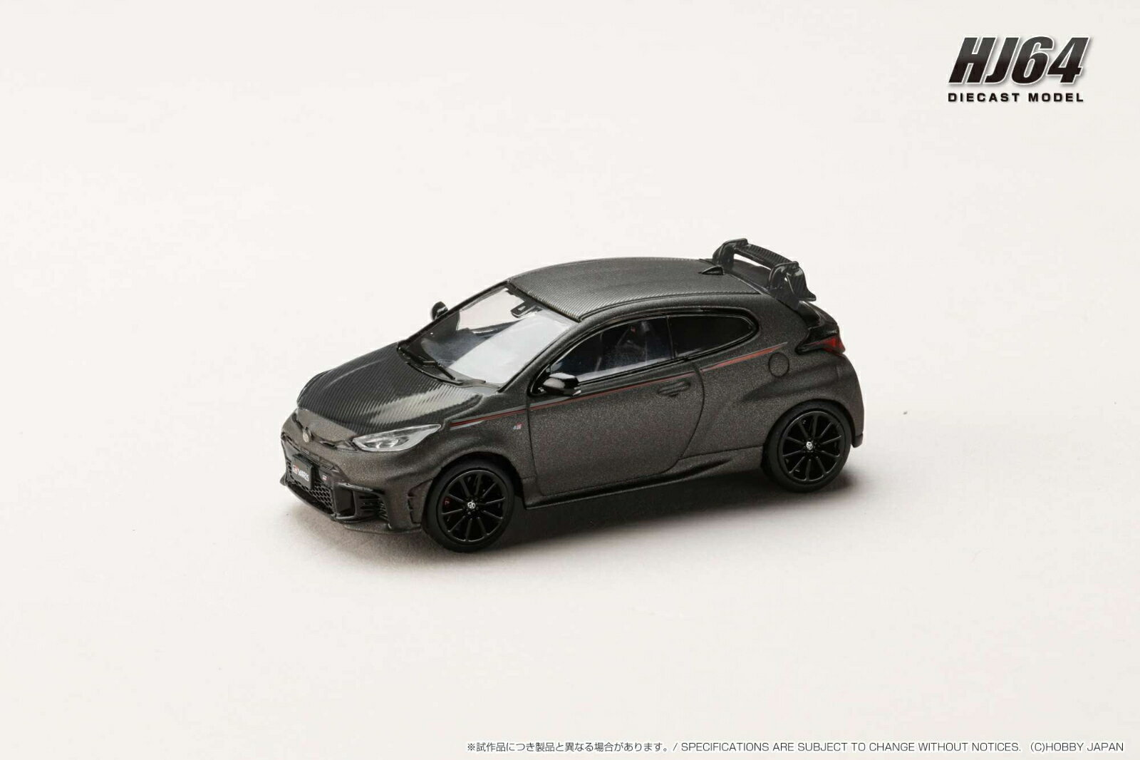 ホビージャパンの1/64ダイキャストシリーズ"HJ64"から1/64 トヨタ GR ヤリス RZ ハイパフォーマンス 2024 / カスタムバージョンの登場です。 
カスタムルーフスポイラーとカーボンボンネット、GRサイドストライプデカール装着車です。
製品にはクリアケースと台座が付属しますのでコレクションに最適です。

■素材：ダイキャスト(亜鉛合金）/ABS/
■写真はプロトタイプです。実際の製品とは異なります。
■仕様は予告なく変更になる場合がございます。　■ライセンス申請中。

※メーカー都合により大幅な発売延期や発売中止が発生する場合がございます。予めご了承ください。

・ホビー系商品についての諸注意
メーカー都合により発売の大幅な延期が発生する可能性がございます。
予約商品についてはメーカーから順次入荷次第の発送となります。メーカー公表の発売日とは異なる場合がございますのでご了承ください。【対象年齢】：【商品サイズ (cm)】(幅×高さ×奥行）：12×5×6