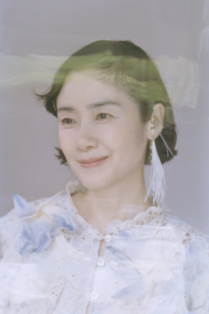 ラヴ・ソング・カヴァー・アルバム第5弾。初のホリデー・ソング編。

●『恋愛小説』(2015年)、『恋愛小説2〜若葉のころ』(2016年)、『恋愛小説3〜You & Me』(2020年)、『恋愛小説4〜音楽飛行』(2023年)に続く、好評のラヴ・ソング・カヴァー・シリーズの第5弾。
●今回はシリーズ初となるホリデー・ソング編で、ウィンター・シーズンを彩る邦楽・洋楽の名曲を10曲収録。
●プロデュースと編曲は、20年近くにわたり原田知世の音楽活動のパートナーを務めるギタリスト/作曲家の伊藤ゴローが担当。凛とした美しさと透明感をあわせ持つ唯一無二の歌声と、伊藤ゴローによる芳醇なアレンジのマッチングが今回も冴えわたる、ナチュラル・テイストの大人のポップ・アルバムとなっています。
●初回限定盤には、近年の原田知世の歌詞を手がける作家の高橋久美子による書き下ろし短編小説やエッセイ、音楽／映画評論家の村尾泰郎による恋愛小説シリーズを総括する長編ライナーノーツ、写真家・丸尾和穂による撮り下ろしカットを収録した特別ブックレットが付属。