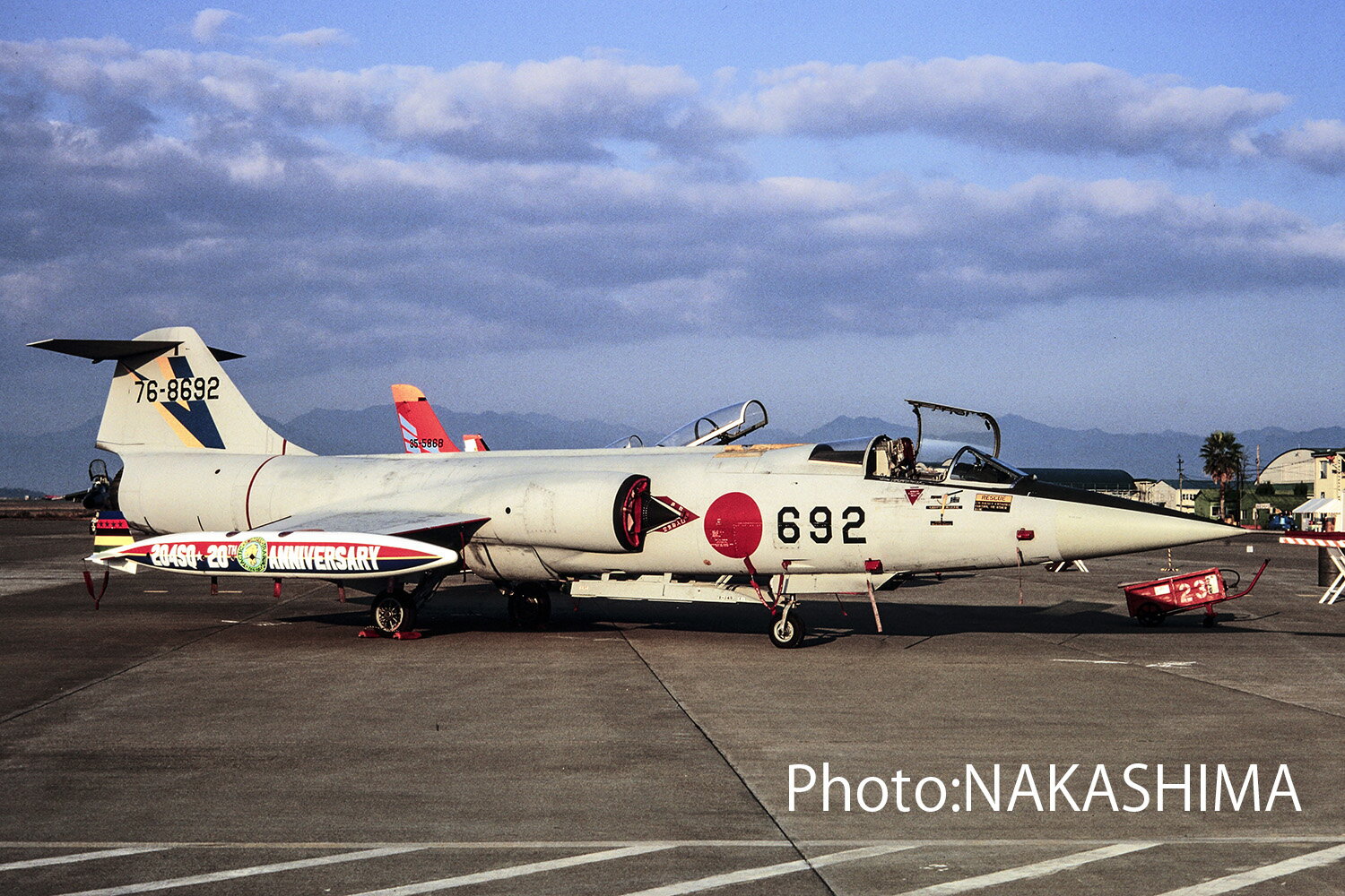 ○シャープな機影にカラフルマーキング
航空自衛隊が配備運用したF-104Jを1/48スケールで再現したプラスチックモデル組み立てキットです。
実機について
1962年から1997年まで航空自衛隊が運用していた要撃戦闘機がF-104Jスターファイター「栄光」です。
アメリカで1952年から開発が始められ、1954年に初飛行。
アメリカ空軍では1954年から運用が始められました。
ロケットに翼を装備したような独特のスタイルでエンジンはジェネラル・エレクトリックのJ79ターボジェットを搭載。
最高速度はマッハ2を誇りました。
アメリカ以外にもドイツを始め北大西洋条約機構各国で採用され、日本の航空自衛隊でも配備されたのです。
単座型のF-104Jと複座型のF-104DJが配備され、F-104J型は210機が配備されたと言われています。

キットについて
1/48スケールで航空自衛隊が運用したF-104Jを再現したプラスチックモデル組み立てキットです。
このキットでは第204飛行隊が1984年に創設20周年を記念して特別塗装を施した機体を再現しています。
モデルの仕上がり全長約347mm、パーツはシャープな仕上がりのキネテック製で特徴あるスリムでシャープな姿をリアルに再現しています。
形状のみならずパネルラインなどもしっかりと表現され、仕上がりの実感も十分です。
細部のディテール再現も1/48スケールならではの密度感。
コクピット内部や脚、脚収納庫内部など繊細な表現が仕上がりを高めます。
また、機首のノーズコーン内部にはレーダーもモデル化。
エアブレーキは開閉を選んで組み立てられるほかコクピット後部の機器カバーも開閉を選択可能です。
そして、マーキングは1984年に第204飛行隊創設20周年を記念して施した特別マーキングをイタリアのカルトグラフ社製デカールで再現しています。

●1/48スケールで航空自衛隊のF-104Jを再現
●仕上がり全長は約347mm
●パーツはシャープなキネテック製
●デカールは1984年創設20周年を記念して特別マーキングを施した第204飛行隊の機体を再現
●隊長機の612号機と692号機の2機のマークを選んで製作可能
●デカールは高品質なイタリアのカルトグラフ社製

・ホビー系商品についての諸注意
メーカー都合により発売の大幅な延期が発生する可能性がございます。
予約商品についてはメーカーから順次入荷次第の発送となります。メーカー公表の発売日とは異なる場合がございますのでご了承ください。【対象年齢】：【商品サイズ (cm)】(幅）：34.7