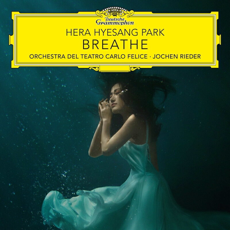 命の神秘と生きる勇気を伝える
韓国の若手ソプラノ歌手による渾身のセカンド・アルバム

韓国の若手ソプラノ歌手、ヘラ・イェサン・パクのセカンド・アルバム『Breathe』がドイツ・グラモフォンから発売されます。2020年のデビュー・アルバム『I am Hera』と同様、非常に個人的なアプローチで選曲されています。マスネ、ドリーブ、フンパーディンク、オルフ、ロッシーニ、ヴェルディなどのオペラの名曲とともに、ルーク・ハワード、セシリア・リヴィングストン、ウー・ヒョウォン、ベルナト・ビバンコスといった現代の作曲家たちの作品が並んでいます。ヨッヘン・リーダーが指揮するカルロ・フェリーチェ歌劇場管弦楽団とともにイタリア、ジェノヴァで録音されました。カナダのメゾ・ソプラノ歌手、エミリー・ダンジェロとの共演もあります。
　アルバムはオーストラリアの作曲家ルーク・ハワードの作品から始まります。この曲は世界最古の楽曲といわれる「セイキロスの墓碑銘」の歌詞を取り入れて新たに『While You Live』と名付けられました。カタロニア出身の作曲家、ベルナト・ビバンコスによる『Vocal Ice』はミケランジェロのピエタに触発されたヴォカリーズです。またカナダの作曲家、セシリア・リヴィングストンによりヘラのために書かれ、2023年3月にカーネギー・ホールで初演した『Breath Alone』の中間楽章、そしてヘラと同じ韓国のウー・ヒョウォンの『レクィエム』も歌われています。この曲では伝統的な韓国の弦楽器アジェンが伴奏に使われています。グレツキの交響曲第3番ではナチスに捕らえられたポーランドの少女の祈りが歌われ、リチニオ・レフィーチェの聖人の殉教を描いた作品『チェチーリア』、ロッシーニの『コリントの包囲』、ロッシーニとヴェルディの『オセロ』からも死に関する場面が選ばれています。ヴェルディの『アヴェ・マリア』は同じ祈りの歌詞がマスネの『タイス』の有名な『瞑想曲』にも合わせて歌われています。人気曲のフンパーディンクの『ヘンゼルとグレーテル』からの『夕べの祈り』と、ドリーブの『ラクメ』からの『花の二重唱』はエミリー・ダンジェロとのデュエットで、そしてオルフの『カルミナ・ブラーナ』からの『天秤棒に心をかけて』も美しく表現された歌唱で聴くことができます。
　アルバム『Breathe』はパンデミック中とその後におそらく多くの人を悩ませたであろう存在への疑問から生まれました。ヘラは人生の価値を高める経験によって、恐れと絶望から光、活力、そして現在を受け入れたいという思いへと導かれました。最初に出会ったのが「生きている間は輝いてください（While you live, shine）」という「セイキロスの墓碑銘」でした。そして2022年夏にサンティアゴ巡礼路を歩き、その途中で自然の中に慰めを見出します。「毎朝の光輝く日の出は宇宙の抱擁のように感じられました」。録音を終えた後に行ったフリーダイビングからも強く影響を受けました。「水中で息を止める間、私はこれまでに知らなかった最も美しい呼吸を体験しました。あらゆる思考が止まり、私はただ存在していました。深い平安の感覚がありました」。そして死についても深く考察しています。「死がなければ生命は存在せず、また死がなければ生命は完結しません。死について考えるうちに私の魂は生命の壮大さに満たされていくのを感じました。深い感謝の念が私の魂を満たし始めました」。「私はこのアルバムを聴く多くの人々がこの音楽を通じて平和と強さを持って生きる勇気を見つけてくれることを願っています。ただ呼吸し、勇気を持ってください！」とヘラは語っています。
　ヘラは『While You Live』のために壮大な水中ショットのミュージック・ビデオも制作しています。

「その声は素晴らしい感情を表現する楽器。俊敏で軽快、音域が上がるほど美しく花開く」〜グラモフォン誌。アルバム『I am Hera』について
「始まりから終わりまで力強く、ポジティヴな旅」「『Breath alone』はヘラの声と彼女の魂のこもった表現のために書かれました。聴衆はこの曲に心を奪われました」〜OperaWire。2023年3月、カーネギー・ホールのデビュー・リサイタルについて（輸入元情報）

【収録情報】
1. ルーク・ハワード：While You Live
2. グレツキ：交響曲第3番『悲歌の交響曲』より第2楽章「Mamo, nie placz, nie」
3. グレツキ：交響曲第3番『悲歌の交響曲』より第2楽章「Mamo, Mamo, Mamo, Niebios Przeczysta Krolowo」
4. オルフ：『カルミナ・ブラーナ』より「天秤棒に心をかけて」
5. フンパーディンク：歌劇『ヘンゼルとグレーテル』より「夜になって眠りにつくと」（夕べの祈り）
6. セシリア・リヴィングストン：
Powered by HMV
