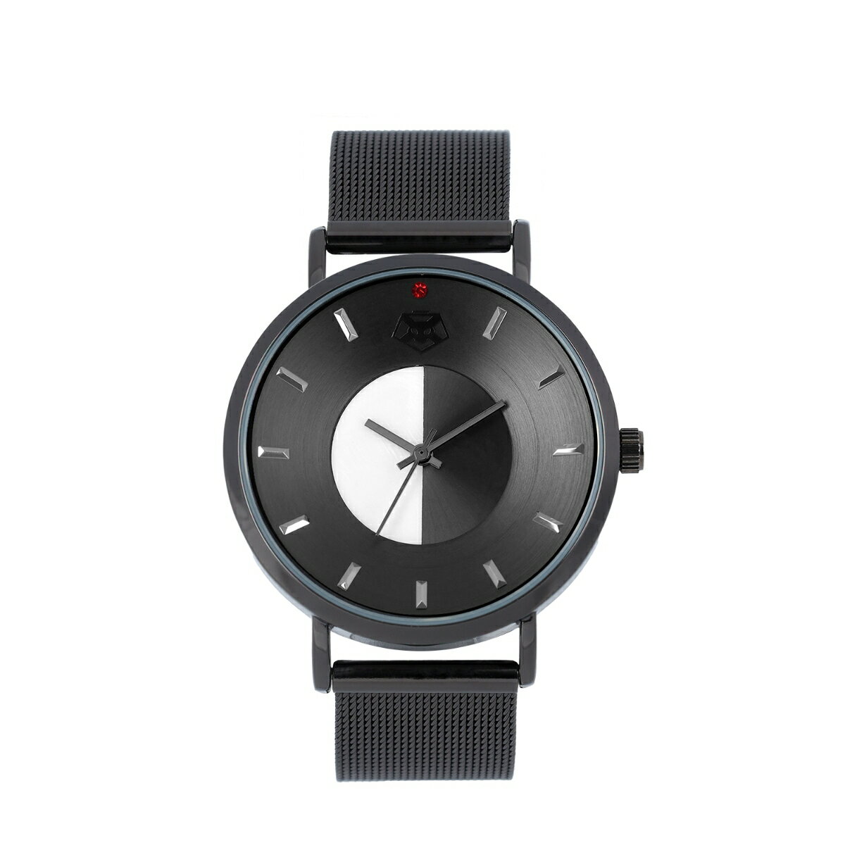 TVアニメ『BLEACH 千年血戦篇』の商品、腕時計の登場です。
メタルバンドを採用し、黒崎一護をイメージしたブラックカラーで、スタイリッシュに仕上げました。

盤面は黒を基調とし、半分にシェル加工を施すことで、光の加減によって美しく表情が変わるモデルとなっています。
12時の位置には、死神代行証をモチーフにした銀メッキと真紅のストーンを配置し、黒崎一護の死覇装をイメージしたカラーリングに仕上げました。

裏蓋には、石田雨竜と対になる『千年血戦篇』の黒崎一護を表現した詩歌とともに、死神代行証と斬魄刀「斬月」のデザインを印字しています。

BOXは黒をベースに、作品のロゴと黒崎一護を銀の箔押しであしらい、時計をそのまま飾っておけるデザインに仕上げました。

日常使いからイベントなどの特別な日まで、様々なシーンでご活用ください。

素材：ケース（時計本体部分）／合金
ガラス／ミネラルガラス
バンド／合金
原産国／中国
文字盤縦：3.3cm
文字盤横：3.3cm
ケース縦：3.8cm
ケース横：3.8cm
ベルト幅：1.7cm
手首周り最小：15.5cm
手首周り最大 ：19cm
防水：非防水
仕様：クオーツ
※商品画像は監修中のため、デザインが変更になることがございます。予めご了承ください。

※商品の素材、サイズ、原産国などの仕様は予告なく変更になる場合がございます。