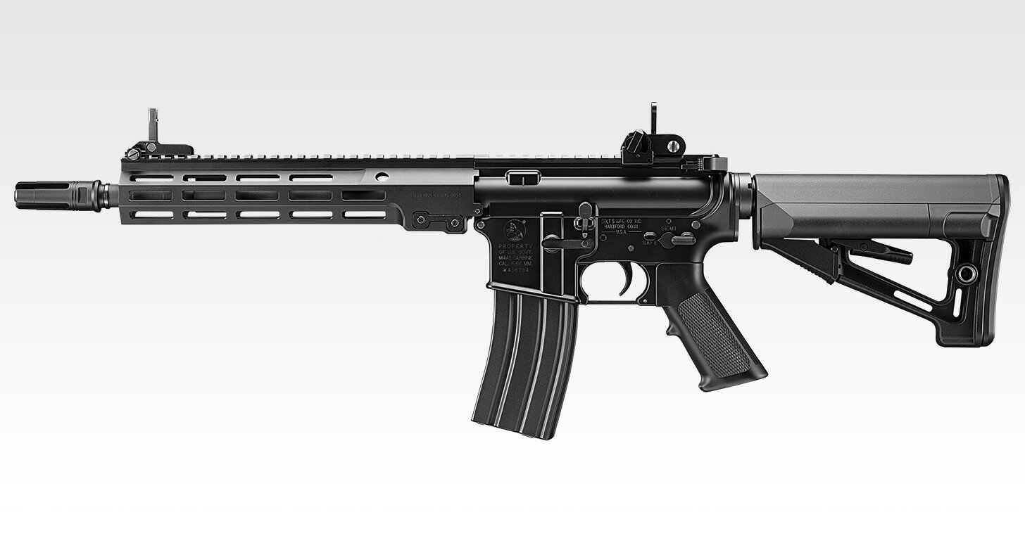 精悍なブラック仕様のURG-I 11.5インチモデル
アメリカ陸軍特殊部隊「グリーンベレー」での運用が確認された11.5インチバレルのURG-I、そのブラックモデルが次世代電動ガンに登場！
独特な形状の再現に加え、新たにSTRタイプストックを採用。
URG-Iならではの仕様を追求したこだわりのモデルです。

コルトM4A1カービンは、アメリカ軍特殊部隊専用のモデルとして開発されました。
CQB（=近接戦闘）において突出した性能をほこるため、近年では空挺師団や海兵隊などに属する兵士にも大量に支給されており、アメリカ軍を代用する自動小銃へと急成長しています。
1990年代後半には、ハンドガードの4面をマウントレイル化したナイツ社のR.I.S.（=レイル・インターフェイスシステム）が登場。
これを期に光学機器やサイレンサー、フラッシュライトなどの新型モデルも続々と導入されています。
また、バレルに取り付け可能なグレネードランチャーも用意され、作戦の内容ごとにこれらのアクセサリーを選択・装着することで、ベースの銃を変更せずに様々な状況に対応が可能となりました。
M4A1がアフガン、イラクにおいて活躍したこともあり、レイルを配した小型で軽量なカービン銃を基盤に各種オプションパーツを取り付ける「モジュラーウェポンシステム」は各国でも採用されるところとなりました。
軍用銃のシステマチックな運用に成功したM4A1は、銃の歴史に名をとどめる大きな功績を残したのです。

製品特徴
シュート＆リコイルエンジン搭載
トリガーを引くことで発射と同時にボルトを模したウェイトが作動し、さらに本体内部で発生した強烈な反動が全身に伝わります。
また、マガジンが空になると発射作動がストップするオートストップシステムを採用。
作動や操作性のリアリティを追求したモデルとなっています。

M-LOKレイルシステム
ハンドガードは、レイルシステム「M-LOK（エムーロック）」を採用した、10.5インチ スーパーモジュラーレイル（SMR）MK16 M-LOK DDCを再現。
幅20mm（ピカティニー規格）のM-LOKレイルは3スロット、5スロット、7スロットの3種類が各1枚付属。
付属の六角レンチで簡単に脱着可能です。

マニア納得のリアリティ
DDタイプURG-I専用ガスブロックや、11.5インチバレル、アンビ・チャージングハンドルなども忠実に再現。

STRタイプストック
ストックの長さを6段階に調整可能なSTRタイプストックを新規製作。
ストックには、SOPMODバッテリーがセット可能です。

抜群の剛性を実現
レイルハンドガードやアウターバレル、バッファーチューブ、フラッシュハイダーなど様々なパーツに金属素材を採用。
ハンドガードがバレルに干渉しないフルフローティング・バレルを採用しながら、ゲームユースにも安心の剛性を実現しています。

可倒式のフロント/リアサイト
上下調整が可能なフロントサイト、上下左右に調整可能なリアサイトは、光学サイトの使用を考慮した可倒式となっています。
また、マウントレイルを介して装着されているため、取り付け位置の変更や脱着も可能です。

各種マズルオプションに対応
銃口のフラッシュハイダーを取り外せば、サイレンサーなど14mm逆ネジ仕様のマズルオプションを取り付けることができます。

スチールプレス製マガジン
装弾数82発、ホンモノ同様のスチールプレス製アウターケースを採用したマガジンが付属します。
※電動ガン スタンダードタイプとはマガジンの互換性がありません。

基本情報
■シュート＆リコイルエンジン搭載
■オートストップシステム 搭載
■可変ホップアップシステム 搭載
■フルオート（連発）/ セミオート（単発）切替え式
全長	750 mm / 825 mm（ストック伸長時）
銃身長	275 mm
重量	3,150g（空マガジン、バッテリー含む）
弾丸	6mm BB（0.2?0.28g）
動力源	SOPMODバッテリー（※1）
装弾数	82 発
型名	URG-I 11.5 inch
種類	アサルトライフル
※1：バッテリーは、「8.4Vニッケル水素1300mAh SOPMODバッテリー」をご使用ください。

パッケージ内容
URG-I 11.5inch本体、マガジン（装弾数82発）、M-LOKレイル（S/M/L）、ダミーストレージカバー、アジャストツール、保護キャップ、取扱い注意・説明書、補足説明書、解説書、六角レンチ、専用コネクター、チャージャー、チャージングロッド、クリーニングロッド、BB弾（0.2g/200発）、他

パッケージサイズ
横860 x 縦290 x 厚100 mm【対象年齢】：18歳以上