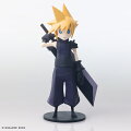 「FINAL FANTASY VII」より、主人公クラウド・ストライフが、大胆にデフォルメされた姿でスタティックアーツミニに登場！

ツンツンした髪や丸い目、肩や手の鎧など、シンプルながらも愛嬌のある姿を表現した。
デフォルメされた姿でも、その特徴的な髪型や服装、大きなバスターソードなど、クラウドらしい姿は健在です。
付属する腕交換パーツを使用すれば、バスターソードを下ろしたポーズにすることも可能です。

※写真は製作中のものです。実際の商品とは異なりますのでご了承ください。【対象年齢】：【商品サイズ (cm)】(幅×高さ×奥行）：5.6×15.1×3.8