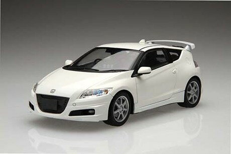 2010年に発売されたハイブリットカーのスポーツカーで、1.5L直4エンジンとニッケル・水素充電池を搭載。
ミッションはCVTとハイブリットカーでは世界初となる6速MTの二本立てであった。第31回日本カーオブザイヤーを受賞している。
このZF1型はベース使用の「β」グレードと、16インチアルミホイールやディスチャージヘッドライトを搭載した「α」グレードの2グレードで、無限から専用のエアロパーツやホイールなど多岐にわたるカスタムパーツが用意された。

製品は組立・塗装が必要なキット形式。1/24スケールです。
標準仕様のCR-Zに無限エアロパーツをはじめ専用パーツを装着したカスタム仕様。

製品はZF1型といわれるデビューの2010年から2012年のマイナーチェンジまでのモデルをモチーフにしています。
1/24スケールならではの大きさによりCR-Xを彷彿させるようなフォルムを立体化。
CR-Z(ZF1)に無限から展開されている専用カスタムパーツを装着した姿とする以下の専用金型パーツを多数収録。

・フロントアンダースポイラー：フロントグリルの四方を覆う形で一体成型した無限版のスポイラー。フォグライトレンズも専用金型で用意。
・フロントスポーツグリル：Hマークをイメージさせる専用パーツでグリルメッシュと一体化したパーツ構成
・グリルイルミネーション：フロントスポーツグリルのオプション装備で白色LEDが装備された姿を再現
・サイドスポイラー：実車と同範囲の分割としており、サイドシルガーニッシュを交換して再現する一体化パーツ
・リアアンダースポイラー：リアバンパーと合わせ専用パーツを用意。ボディカラーとブラックカラー境界でパーツ分割。
・リアウィング：テールゲート上端に装着され、パーツは翼面と両支柱の3パーツ構成。
・スポーツエキゾーストシステム：特徴的な三角形のマフラーを専用パーツで用意。
・アルミホイールGP：17インチ鍛造ホイールで7本スポーク、ガンメタリックとブロンズがあるためパーツは無着色(白色)
・アシストメーター：水温/油温/油圧の補助メーターで3連フードを1パーツで立体化。
・ボディは一体成型でフロント・リアバンパーが別パーツ化。
・ウィンドガラスは前後左右一体型で、リア・サイドははめ込みタイプでボディ表面との差が少ない設計仕様。
・ワイパーは繊細かつスマートな厚み・サイズでリアルに再現。

・シャシーは電装系の配線を含めリアルかつ情報量多い彫刻で表現。
・フロント/リアの灯具関連部分はシルバーの樹脂メッキを施しています。
・ブレーキキャリパーを別バーツ化するなど見えにくい部分も立体化。

・フロント/リアライトレンズの内面にはリアルさ増す繊細な彫刻を施しています。
・リアリフレクターは反射面に透明パーツを用意。

・インテリアはバスタブ式の一体成型パーツ。
・ハンドルはスイッチ類を繊細な彫刻で、ホンダロゴは凸彫刻で表現。
・パドルシフトはハンドルとは別パーツでステーとの間に挟み込む構造仕様。
・メーターパネルは特徴的かつ奥行きある形状の速度計を中心にリアルな仕上がりに。
ダッシュボードはナビやエアコンルーバーなど繊細な彫刻で表現。
ヘッドレスト下の間隙は実物同様に抜けた状態を1ピース成型で再現しています。
・ラゲッジスペースはメーカーオプションのカーゴトレイを装着した状態で再現。

・付属デカールにはホイールロゴやメーターパネル用のデザインが収録されています。
・デカールのメーターパネルは通常モードとSPORTモードの色調2種を収録、選択できます。
・フロントシートモケットは塗装で再現難しいセンター部分の柄を収録しています。
・ナンバープレートは生産工場にちなんで「鈴鹿」ナンバー、「品川」を収録。モデルカー用のネームプレートも用意。
・付属のメタルインレットは、ロゴマーク、カーネームを収録。リアルに仕上げることができます。
・hybridロゴのベースと用意、文字はデカールを貼り重ねて再現する仕様。
・ウィンド周囲のブラック塗装用にマスキングシートが付属。印刷線に従い切り抜いて使用します。
完成時のサイズ：約170x73(84)×58mm(車体幅(ミラー展開時))
組立てパーツ数94点

【付属品】
ランナー×13、ゴム素材タイヤ×4、組立説明書×1、デカール×2、メタルインレット×1、マスクシール×1

・ホビー系商品についての諸注意
メーカー都合により発売の大幅な延期が発生する可能性がございます。
予約商品についてはメーカーから順次入荷次第の発送となります。メーカー公表の発売日とは異なる場合がございますのでご了承ください。【対象年齢】：