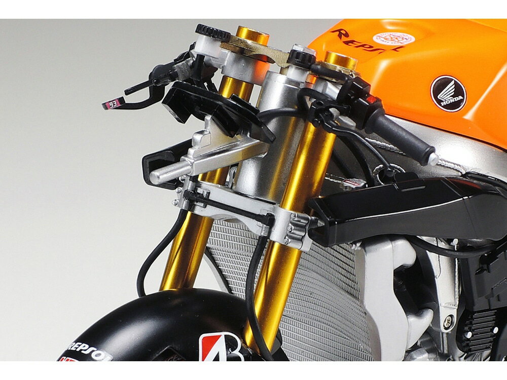 楽天ブックスのタミヤ ディテールアップパーツシリーズ 1/12 Honda RC213V '14 フロントフォークセット 【12667】 (プラモデル)｜アングル2
