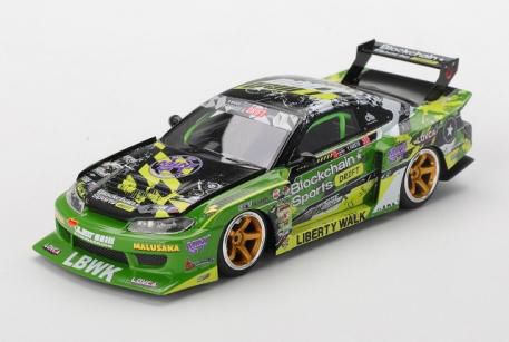 新旧スポーツカーやレーシングカーを精密にモデル化している「TSMモデル」の1/43スケール新作として、2024年のFormula Drift Japanで活躍した#555、「Nissan シルビア(S15)」がLB-Super Silhouetteにて登場。
ドライバーはユキオ・ファウストです。

パッケージサイズ:約 W16.6 x D7.7 x H6.7 (cm) 
素材:レジン

Prototype Sample-Approval Pending　版権元監修中、写真はサンプルのため実際の商品と異なる場合がございます。

※本案内に記載のパッケージサイズや素材は予告なく変更される場合がございます。予めご了承ください。
※メーカー都合により大幅な発売延期や発売中止が発生する場合がございます。予めご了承ください。

・ホビー系商品についての諸注意
メーカー都合により発売の大幅な延期が発生する可能性がございます。
予約商品についてはメーカーから順次入荷次第の発送となります。メーカー公表の発売日とは異なる場合がございますのでご了承ください。【対象年齢】：