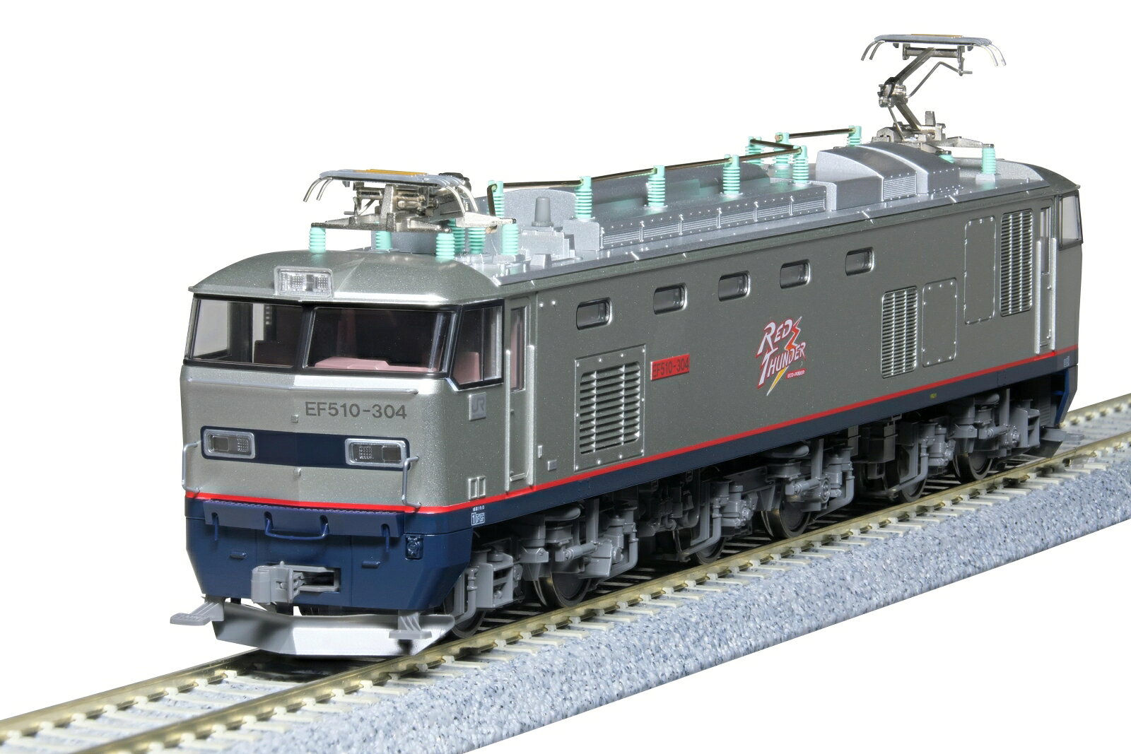 EF510 300番台は九州各地の貨物列車牽引を担っていたED76、EF81の後継として登場した交直流電気機関車です。
本州で運行されているEF510 0番台をベースに九州の地上設備に対応した仕様変更が施されたほか、「JR貨物グループ長期ビジョン2030」で掲げられている「グリーン社会の実現」に向け、貨物鉄道輸送における消費電力削減を目指して交流回生ブレーキを備えているのが特徴です。

九州の貨物列車を担う新世代の機関車、EF510 300が登場です。
様々な貨物列車の牽引にオススメです。
ホビーセンターカトーから同時発売予定の〈28-170N EF510 グレードアップパーツセット1〉を用いることで、ワンランク上のディテールを再現可能です。

活躍地域
・九州

会社
・JR

製品特徴
・門司機関区所属の304号機を製品化
・車体全周にわたる雨ドイや一部閉塞されたルーバーを再現
・各種車体表記やJRマーク、特徴的な銀色の車体と裾部に巻かれた赤帯、側面の「RED THUNDER」ロゴを美しく再現
・屋根配線は金属線の採用で実感的に、高圧碍子は緑で絶縁グリスの塗布を表現
・金属製のシングルアームパンタグラフ FPS5パンタグラフを的確に再現
・動力装置は台車動力ユニット方式。コアレスモーター搭載
・単機での最小通過半径360mmを実現
・ヘッドライトは粒状LEDの前照灯を再現。ヘッド/テールライト点灯。多彩な遊び方が楽しめる仕様。ヘッドライトは白色LEDで前進時に点灯。テールライトは、列車無線アンテナ形の切換スイッチで3モードの点灯状態が選択可能「走行モード」：列車牽引時の非点灯モード / 「単機回送モード」：単機回送時の後端左右点灯モード / 「入換モード」：入換走行時の両端 片側点灯モード
・ユーザー取り付けパーツを極力削減。箱から取り出せば、すぐに走行を楽しめる「READY TO RUN」
・別売の「28-170N EF510 グレードアップパーツセット1(ホビーセンターカトー製品)」を使用することで、手スリなどの各部ディテールアップ工作が可能
・車体ナンバー(EF510-304)、検査表記をはじめとした各種表記類印刷済
・DCCサウンドデコーダ搭載を考慮し、車体内にはDCCデコーダ、サウンド対応のスピーカーの搭載スペースを確保。実物の質感と音抜けを兼ね備えた、シースルー側面エアフィルターを装着

製品仕様
・スケール：1/80 16.5mm(HOゲージ)
・商品形態：塗装済完成品
・車体の材質：プラスティック
・モーター：コアレスモーター搭載
・ライト：ヘッドライト・テールライト点灯
・付属品：テールライト点灯パターン切換スイッチ用ドライバー×1

・ホビー系商品についての諸注意
メーカー都合により発売の大幅な延期が発生する可能性がございます。
予約商品についてはメーカーから順次入荷次第の発送となります。メーカー公表の発売日とは異なる場合がございますのでご了承ください。【対象年齢】：8歳以上