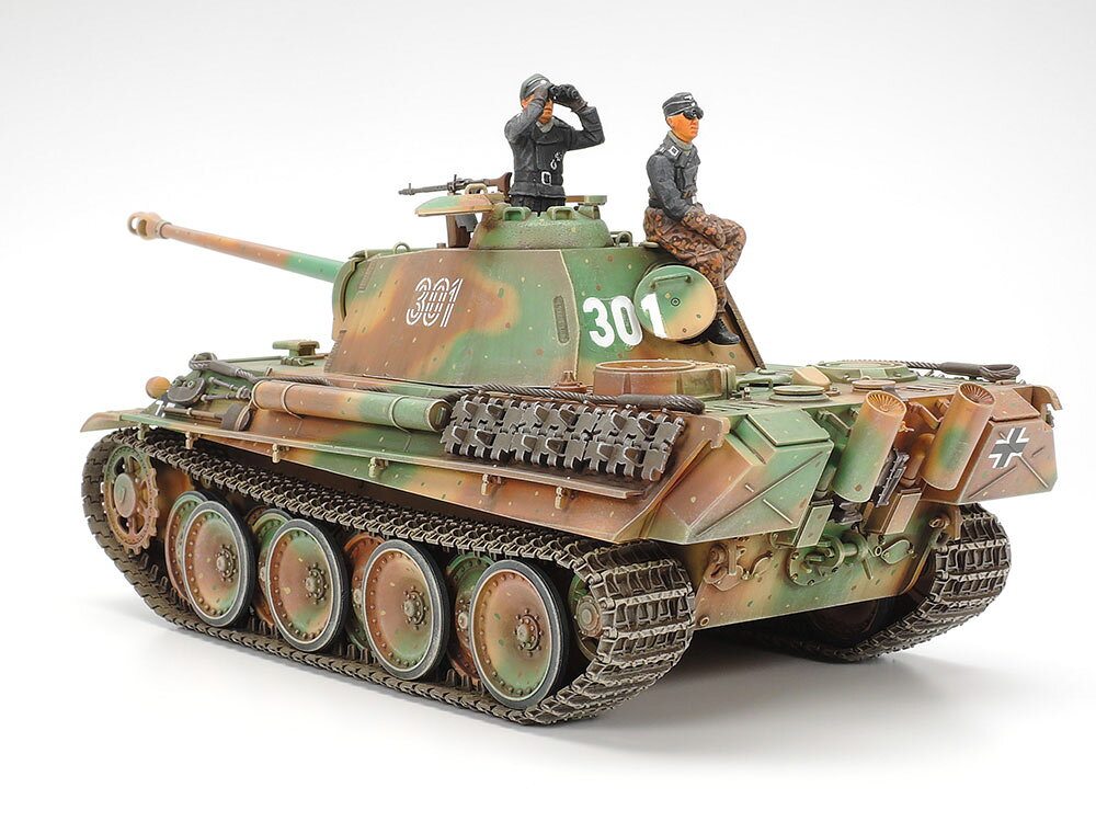 【 最強戦車の完成されたスタイルをモデルで楽しむ 】 
1943年に登場し、第二次大戦後期のドイツの主力戦車となったパンサー。
1944年になって登場した最終量産型のG型は、その年の後半になると戦訓をとり入れた改良が施されるようになりました。
主砲の防盾下部に命中した砲弾が車内に飛び込むのを防ぎ、防御力を強化するためにいわゆるアゴ付きと呼ばれる防盾を装備。
夜間走行用に消炎排気管も装着されました。
またエンジングリル上に取り付けられた室内暖房用の空気取入口は雪中の戦いとなったアルデンヌ戦などで威力を発揮。
機動力、攻撃力、防御力のバランスのとれた傑作戦車パンサーの活躍は終戦まで続いたのです。

【 模型要目 】 
★パンサー戦車の中でも最も完成されたスタイルを持つといわれるG後期型の1/35スケールプラスチックモデル組立キットです。
★全長257mm、全幅96.2mm。
★鋳造肌の表現もリアルなアゴ付き防盾や、消炎排気管、暖房用空気取入口など後期型のポイントを確実に再現。
★セパレート式のスペアキャタピラなど車体の装着品も充実。
★砲塔後部のエスケープハッチは可動式。
砲塔内には主砲装填部も再現。
★車長、操縦手、無線手、エンジン点検用の各ハッチは開閉選択式。
★サスアームを別パーツとした精密な足まわり。
★スライドマークは3種類。
★冬期仕様の車長と戦車兵の人形2体付きです。

・ホビー系商品についての諸注意
メーカー都合により発売の大幅な延期が発生する可能性がございます。
予約商品についてはメーカーから順次入荷次第の発送となります。メーカー公表の発売日とは異なる場合がございますのでご了承ください。【対象年齢】：【商品サイズ (cm)】(幅×奥行）：25.7×9.6