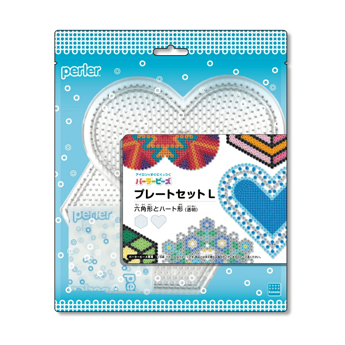 パーラービーズ専用のプレートセットがリニューアル！●透明プレートにぴったりの爽やかなデザインに、創作意欲を刺激する色とりどりの作品をレイアウトしたラベルがポイント。●パッケージをブリスターからプラスチック袋に変えることで、パッケージサイズをスリム化し梱包材を削減。●図案シートに重ねて使える透明プレートは、子どもから大人まで幅広い年齢の方にお手軽にお楽しみいただけます。【セット内容】プレートL 六角形（透明） ×1、プレートL ハート形（透明）×1、アイロンペーパー×1【対象年齢】：5歳以上【商品サイズ (cm)】(幅×高さ×奥行）：19.8×24×1.3
