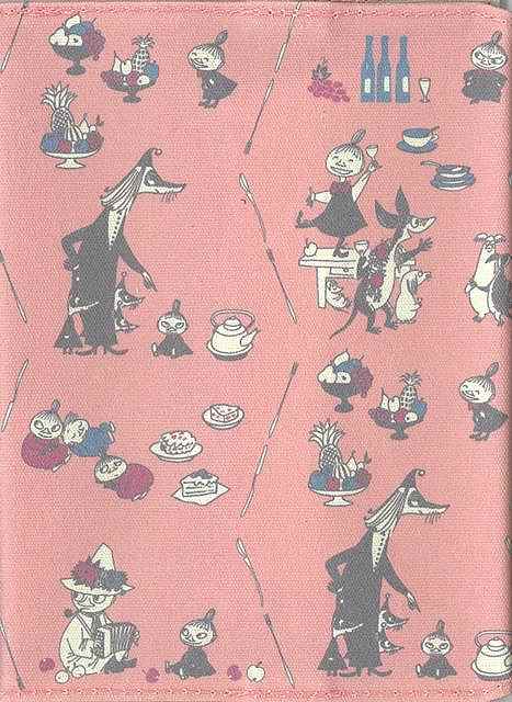 帆布生地にムーミンやミイのデザインがかわいいブックカバーです。表紙をめくった部分にもワンポイントでイラストが施されています。幅の調整がきくので厚みのある文庫本でも厚さ2．5cmまで対応OK。【サイズ】本体（見開きサイズ）：W315×H166mm、【入り数】1枚【材質】コットン、PVC　【原産国】中国　【しおり紐の色】グレー